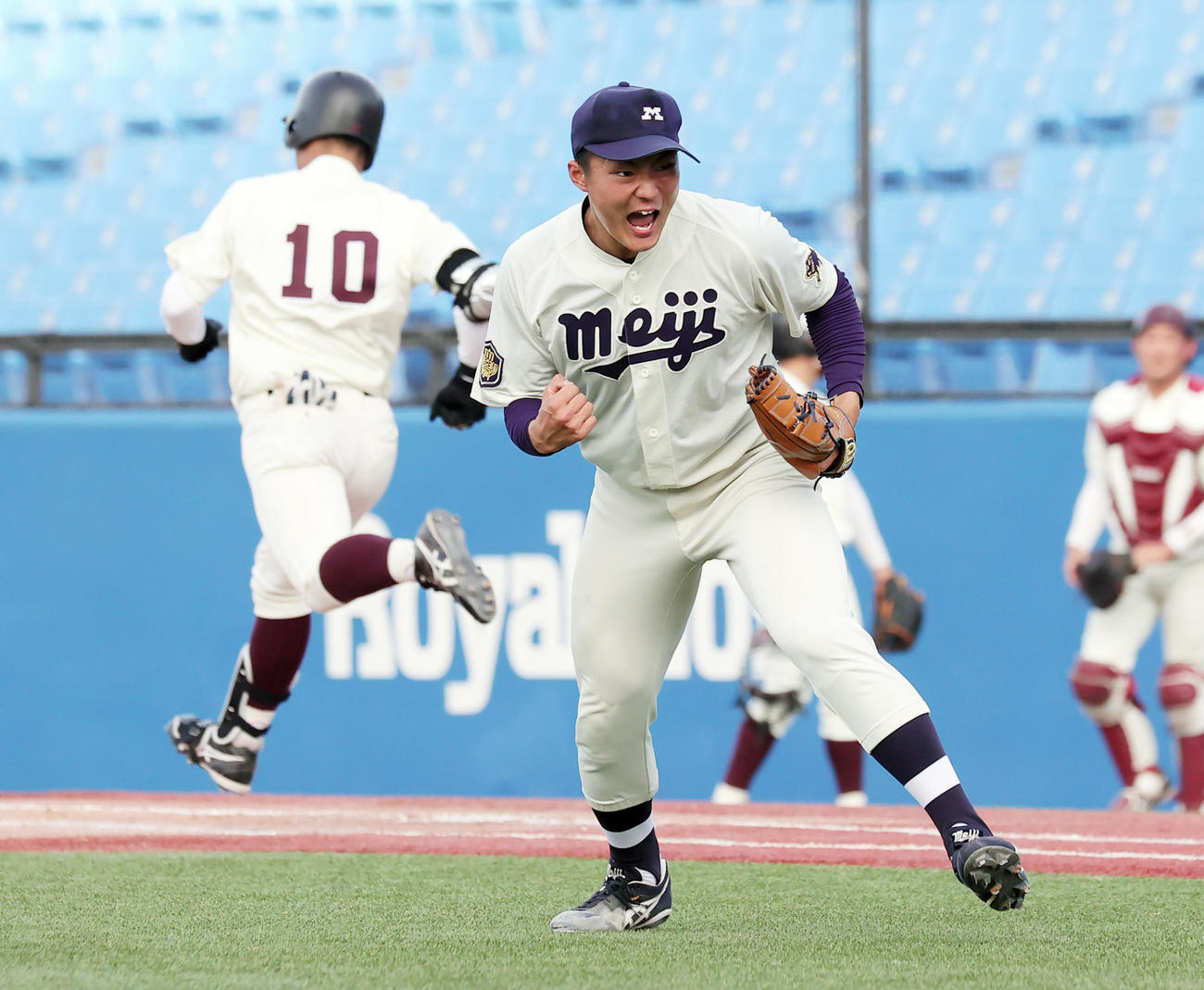 9回裏早大2死、中川卓（後方）をニゴロに仕留め勝利し、ガッツポーズで喜ぶ村田賢一（撮影・野上伸悟）