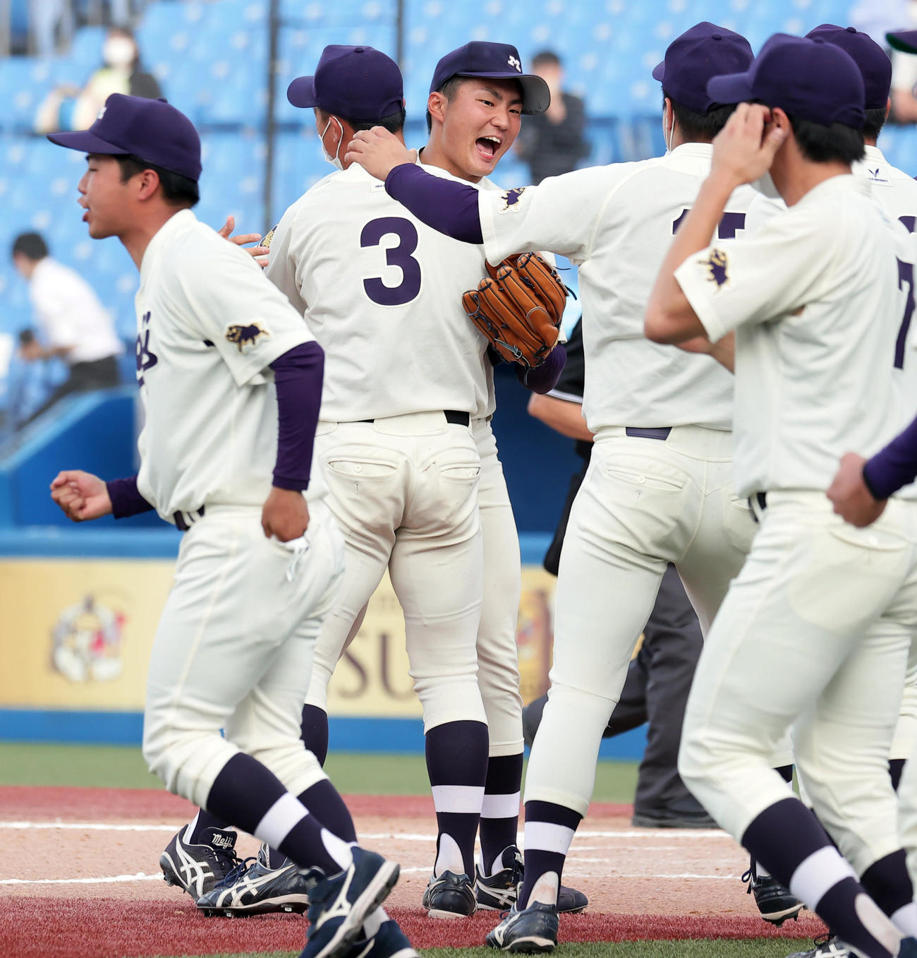 早大に勝利し喜び合う村田（中央）ら明大の選手たち（撮影・野上伸悟）