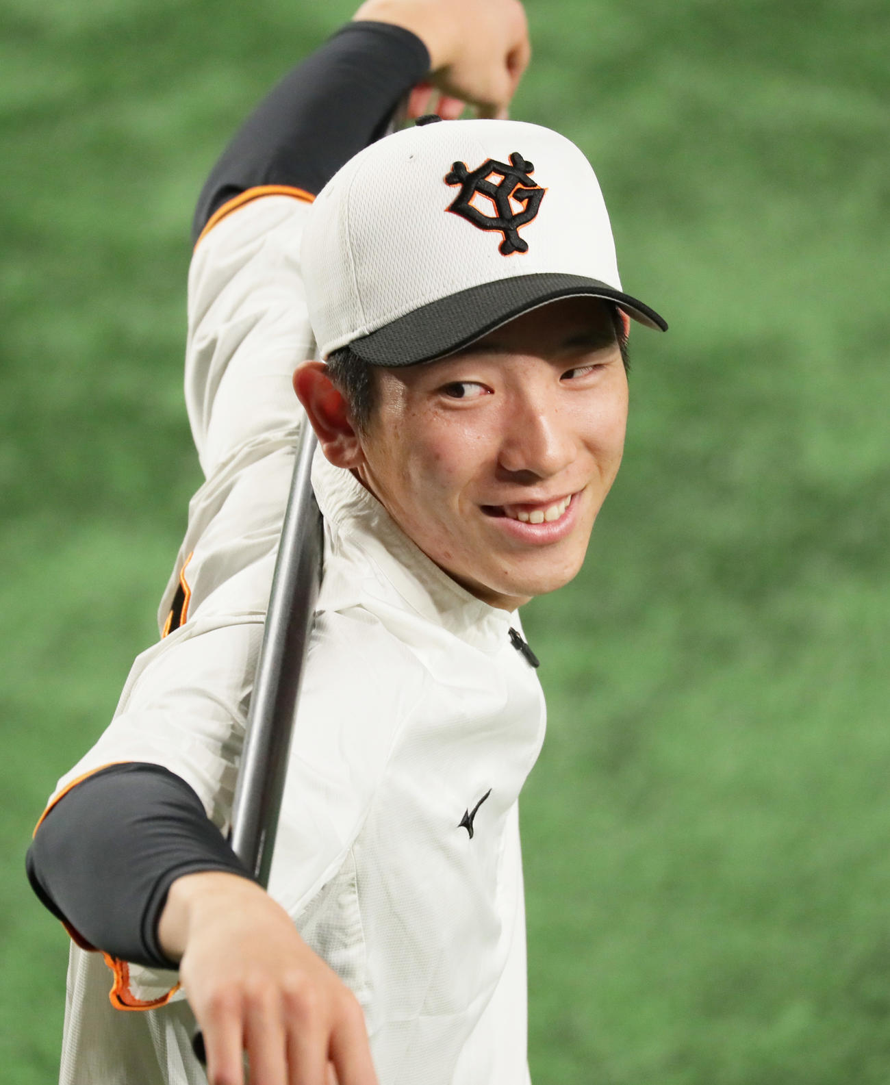 練習中、笑顔を見せる巨人戸郷（2022年4月19日撮影）