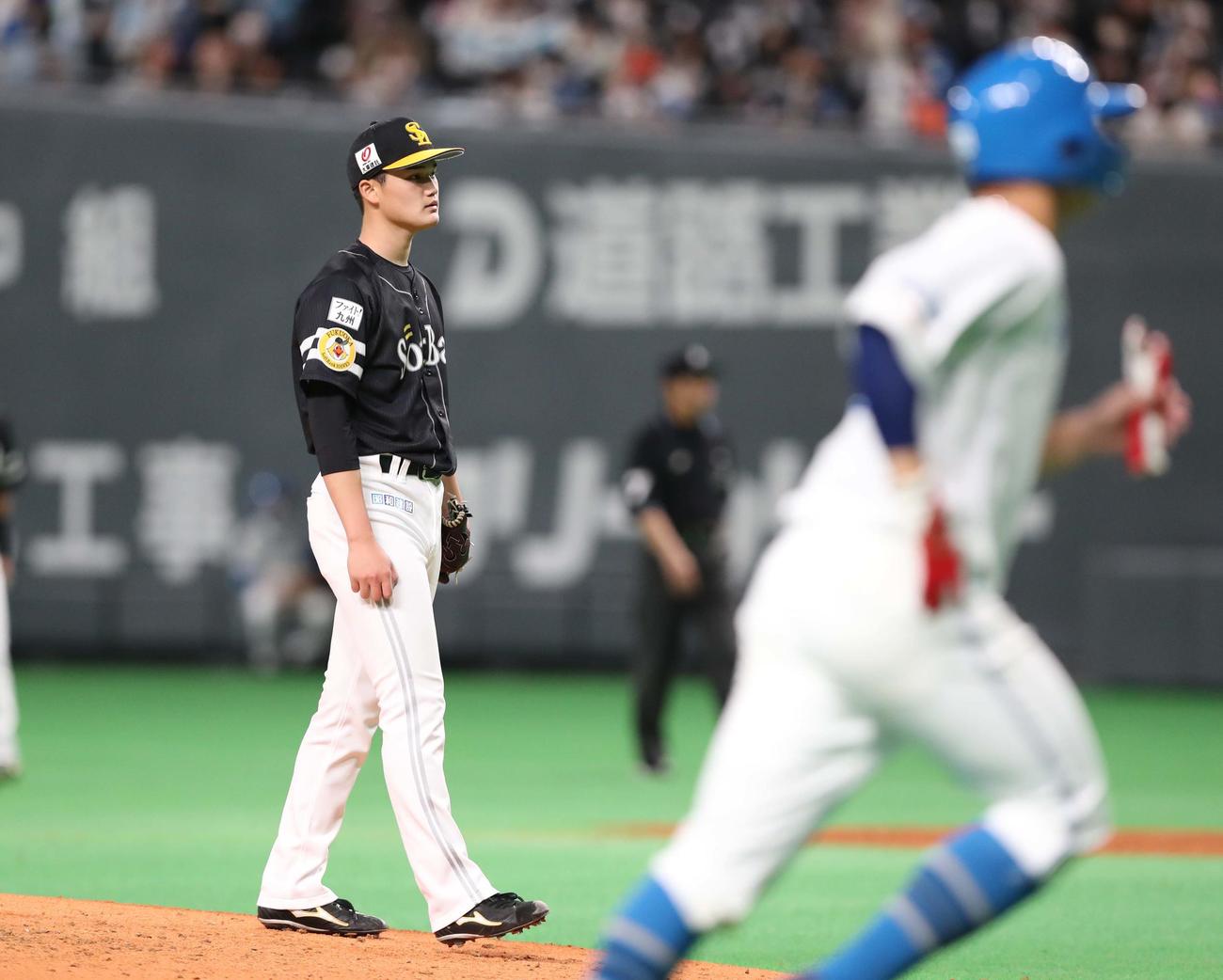 日本ハム対ソフトバンク　2回裏日本ハム2死満塁、松本剛に押し出し四球を与える田上（2022年4月23日撮影）