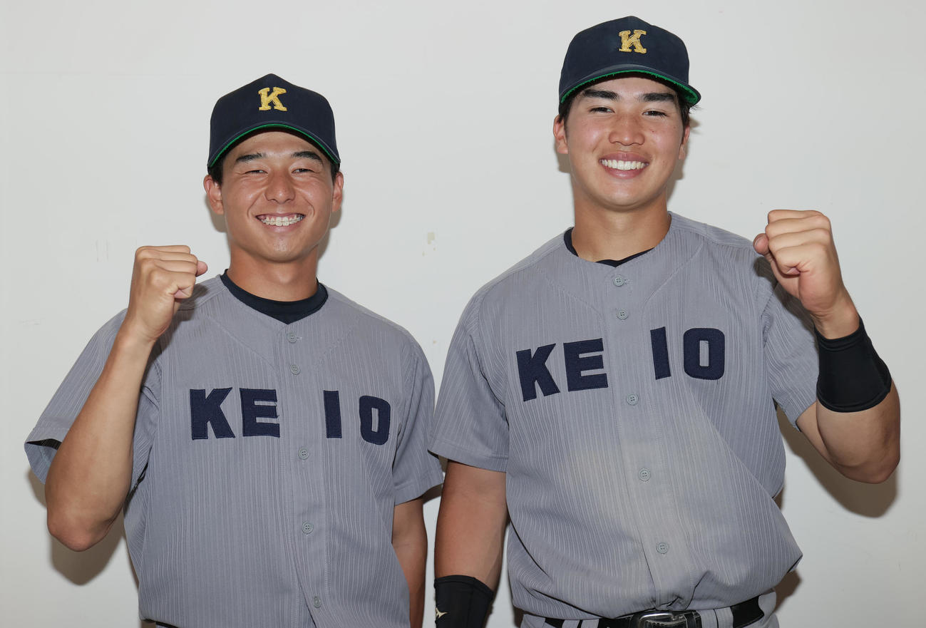 立大対慶大　先発で勝利投手の慶大・増居（左）と本塁打の広瀬は笑顔でガッツポーズ（撮影・野上伸悟）