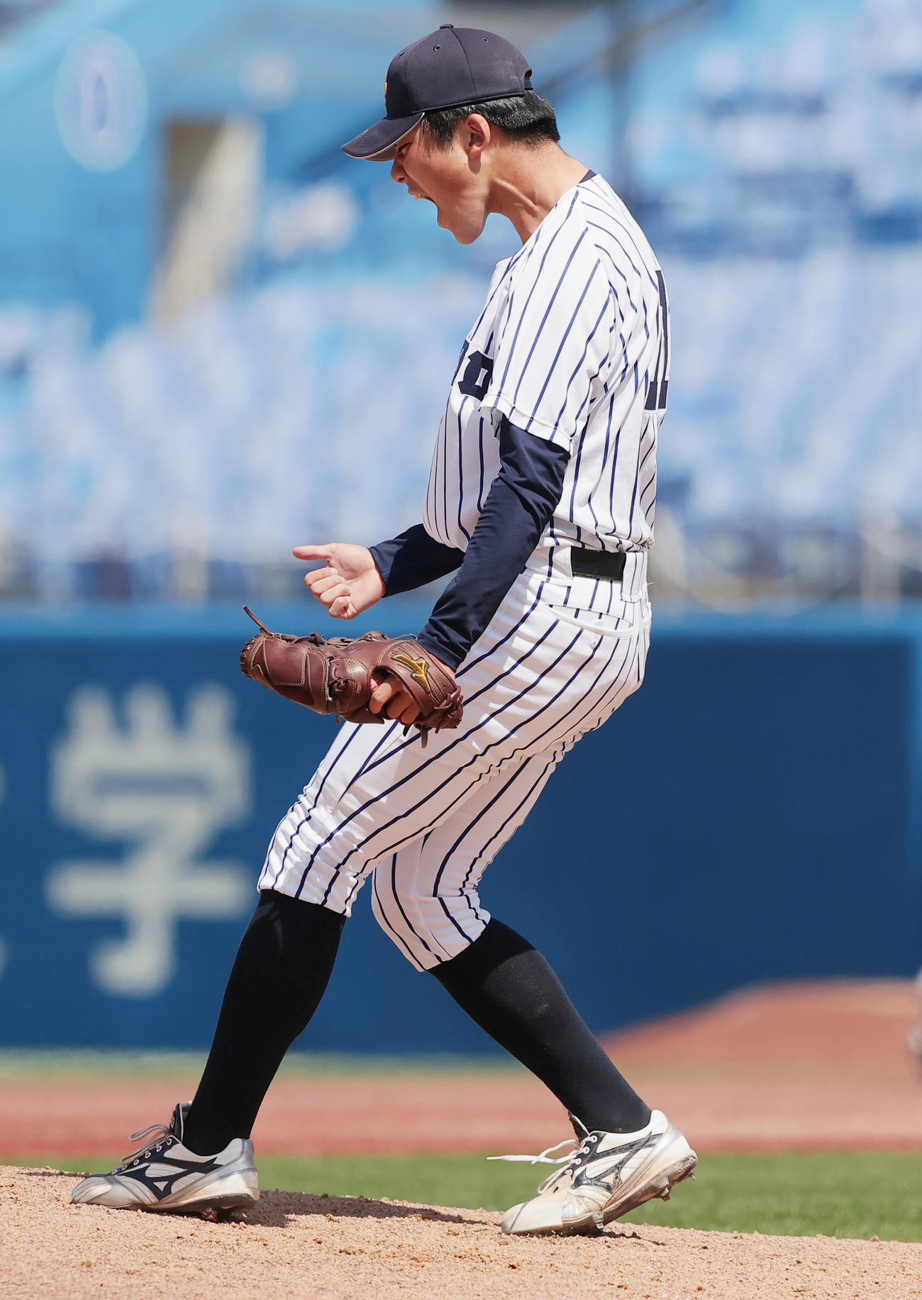 立大対慶大　8回裏を3者凡退で終えほえる立大・沖（撮影・野上伸悟）