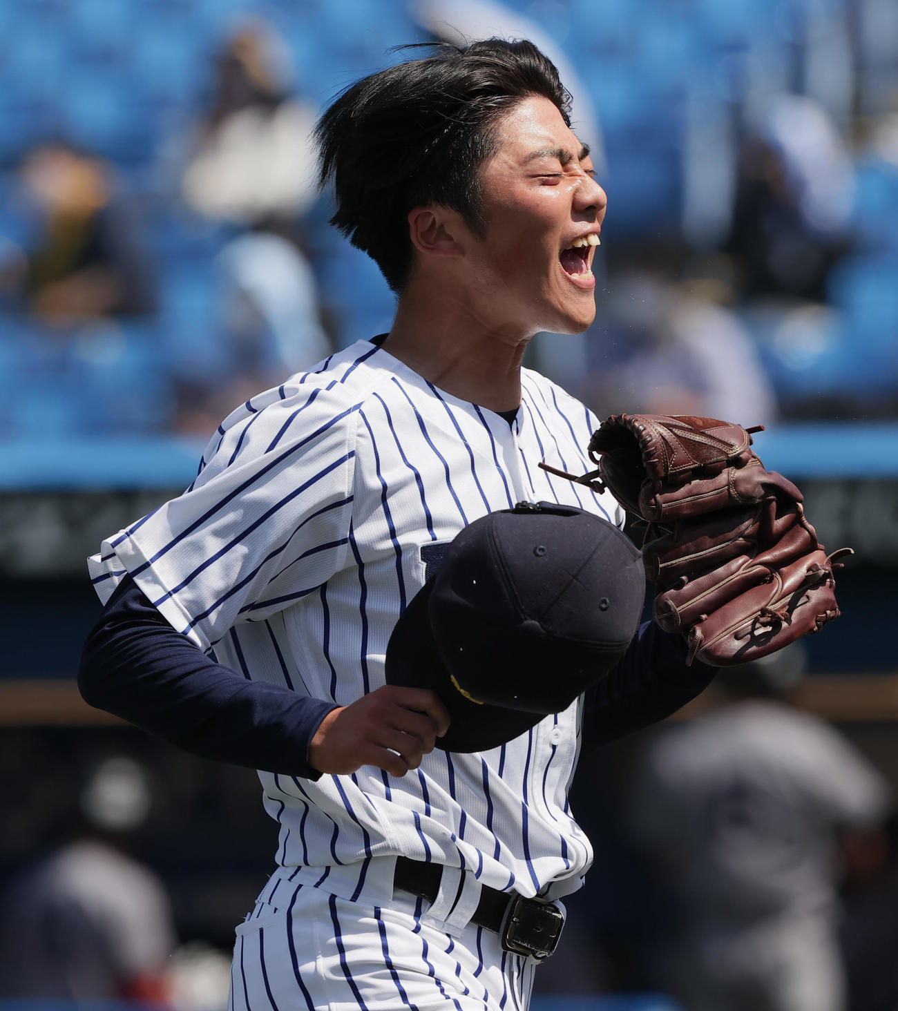 立大対慶大　8回裏を3者凡退で終えほえる立大・沖（撮影・野上伸悟）