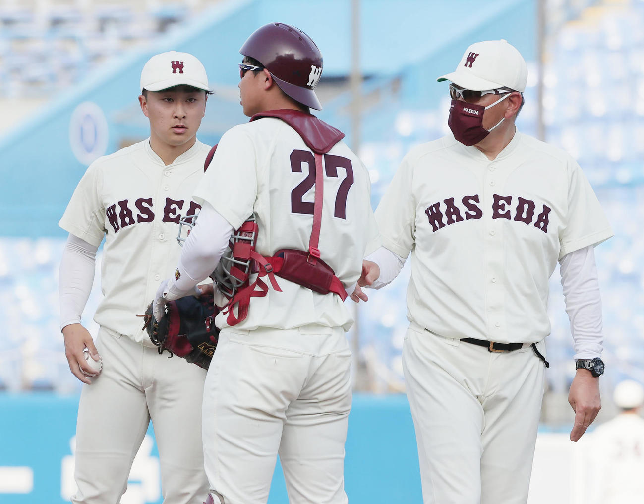 明大対早大　8回表明大2死一塁、投手交代でマウンドに行く早大・小宮山監督。左は伊藤大（撮影・野上伸悟）
