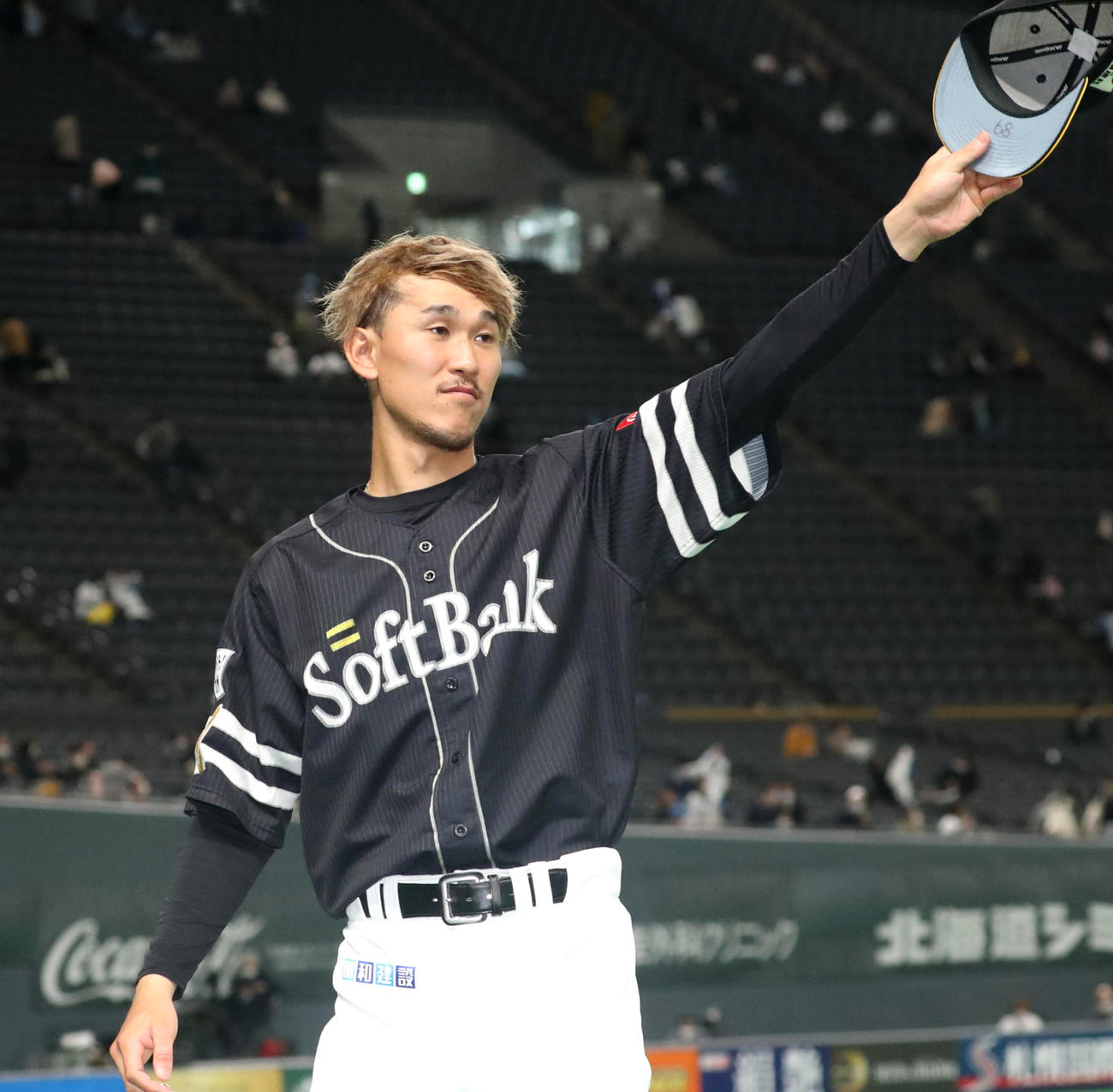 ファンに手を振るソフトバンク三森大貴（2022年4月23日撮影）