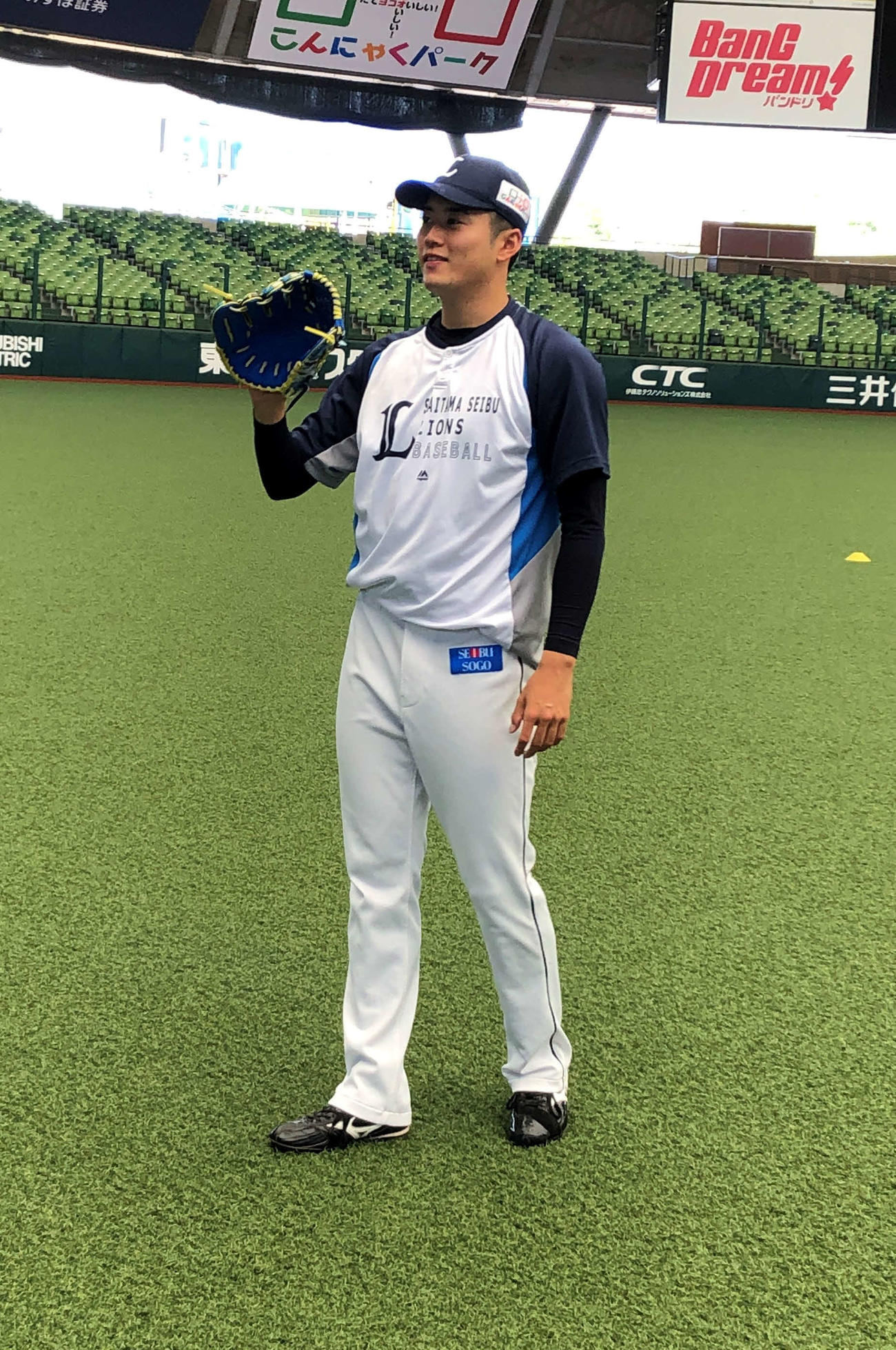 リラックスした表情で前日調整をする西武佐藤（球団提供）