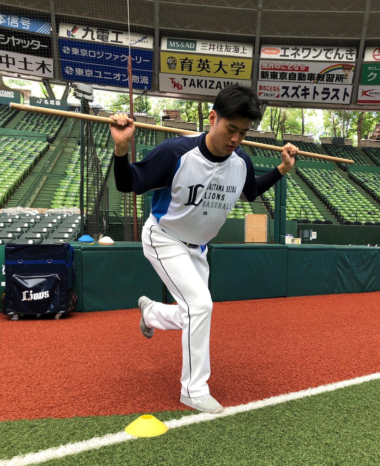 ポールを使い、前日調整を行う西武佐藤（球団提供）