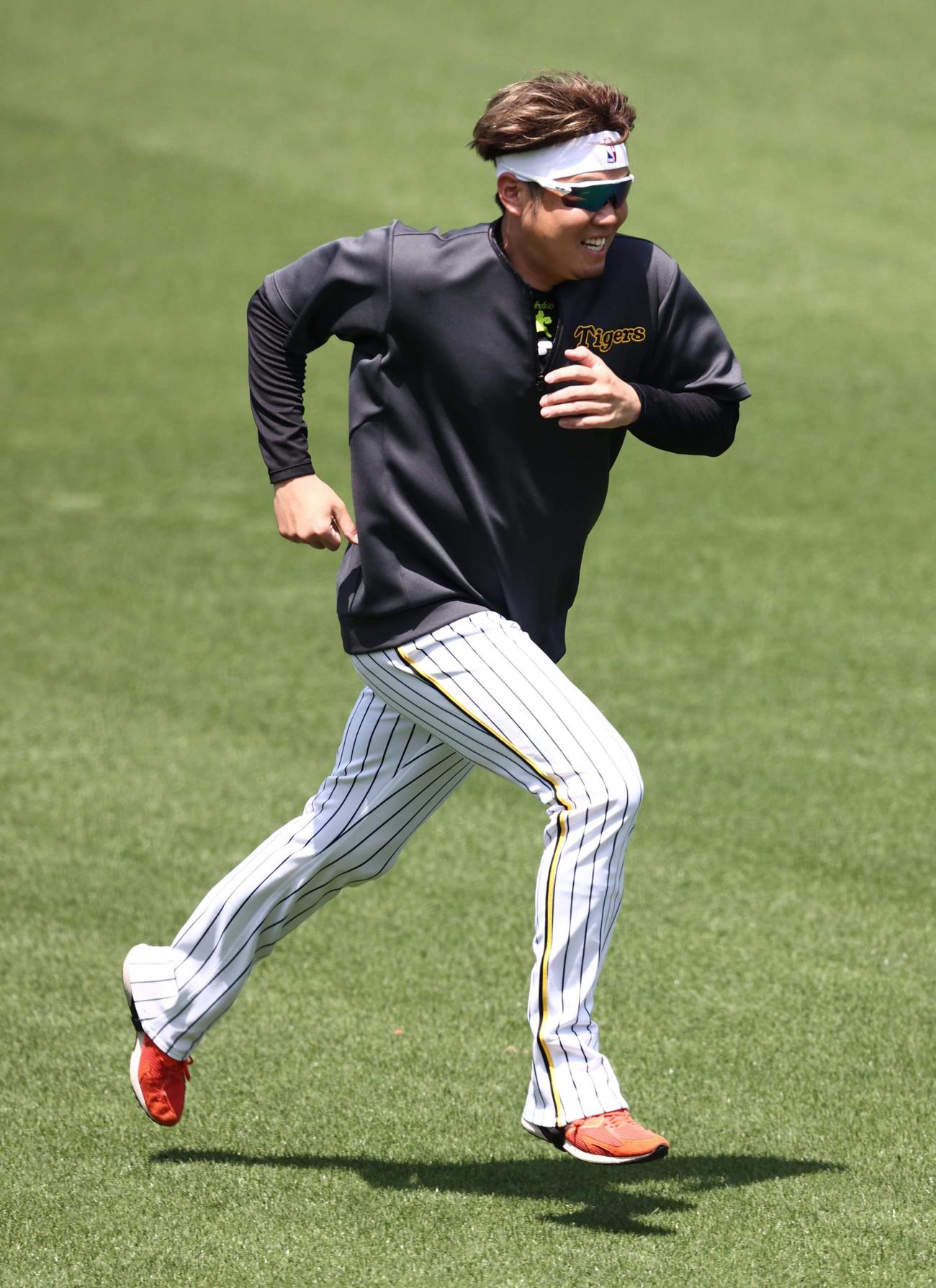 甲子園の外野をダッシュする西勇（撮影・上田博志）