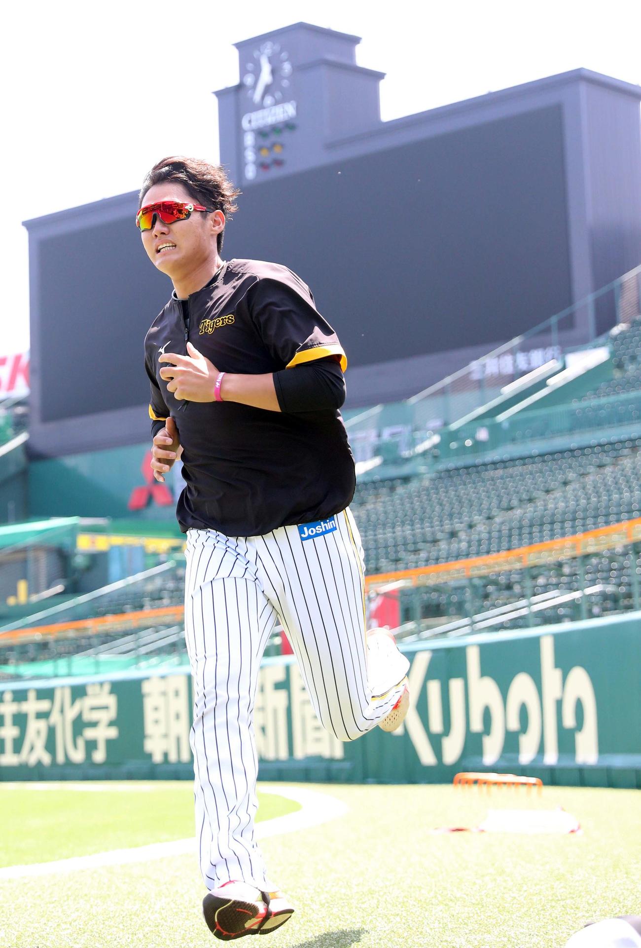 甲子園の外野をランニングする西純（撮影・上田博志）