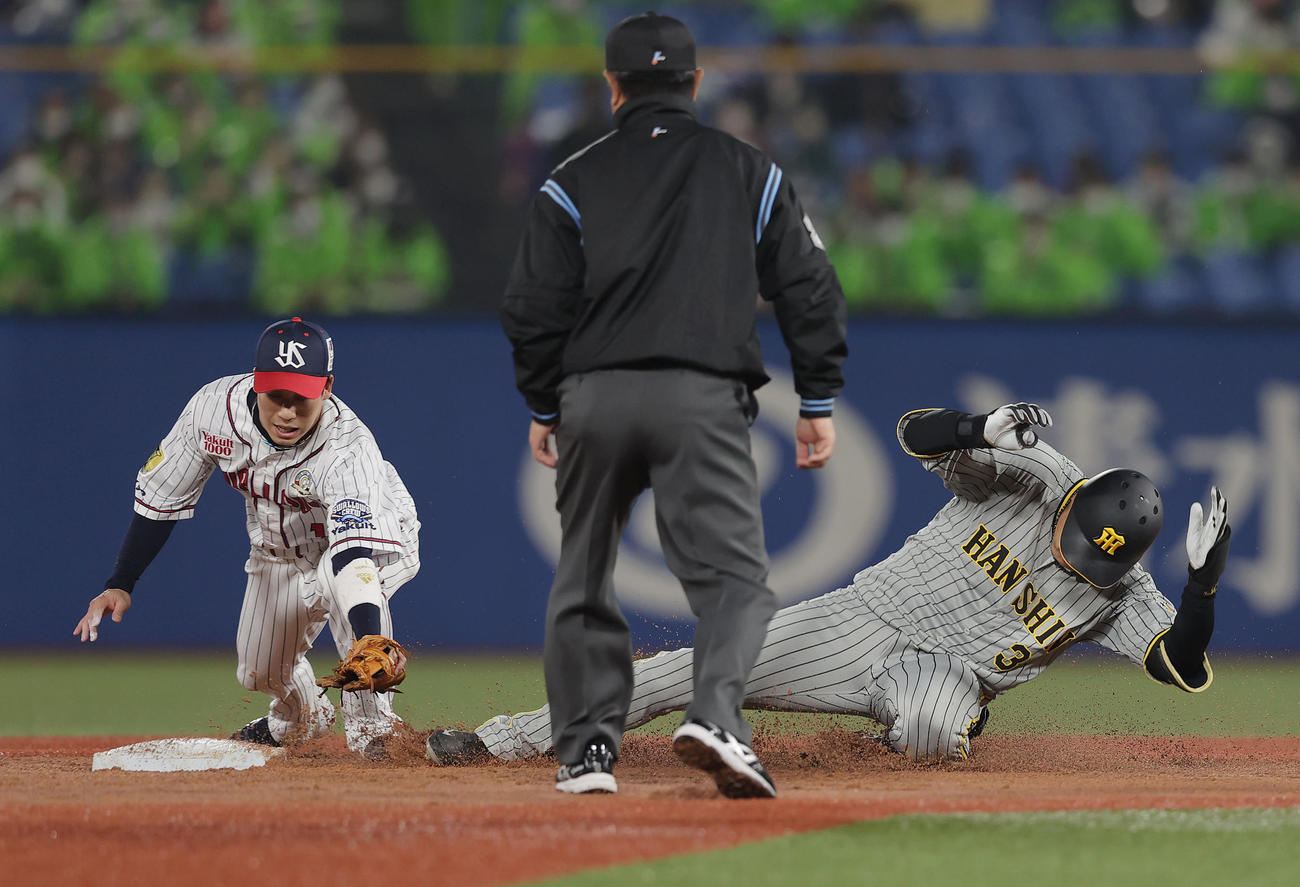 24日のヤクルト戦、3回に二塁打を放ち滑り込む阪神大山（右）