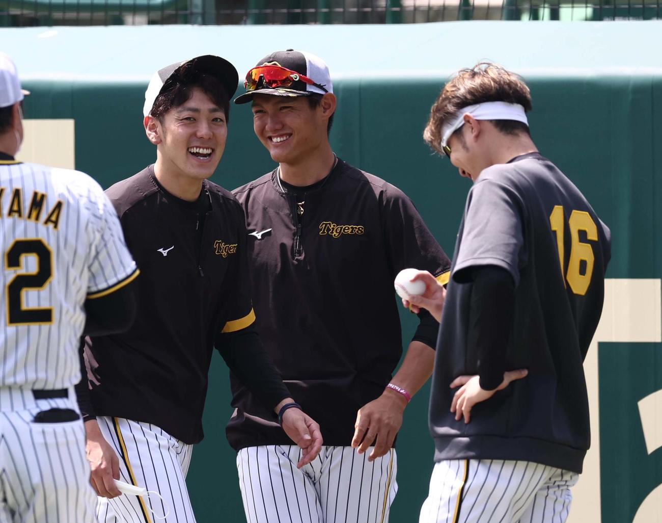 小川（左）は西純（中央）らと笑顔を見せる（撮影・上田博志）
