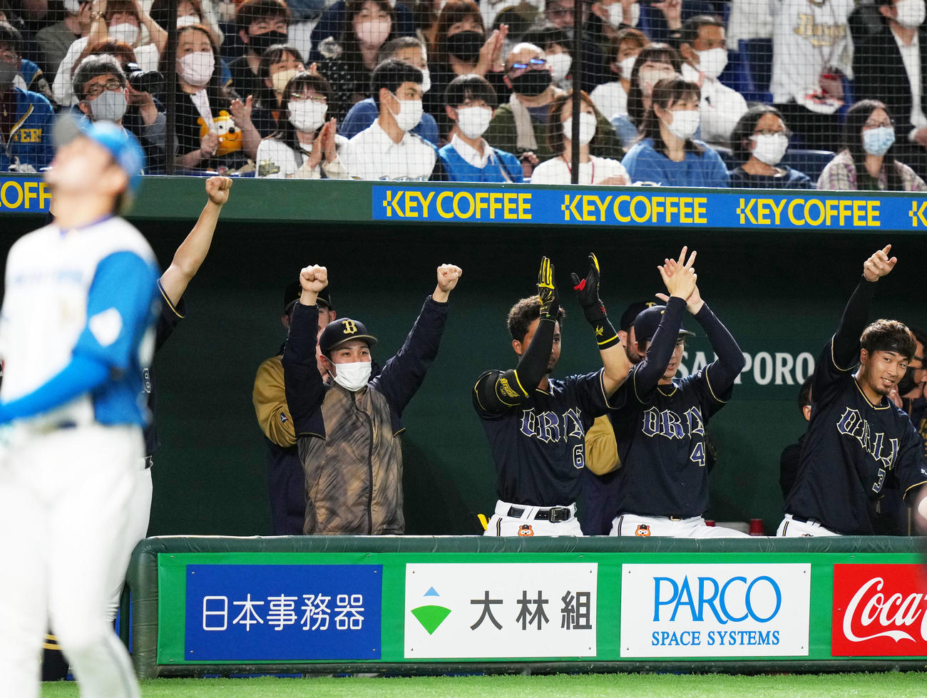 日本ハム対オリックス　10回表オリックス1死満塁、吉田正が右前適時打を放ち歓喜するオリックスナイン（撮影・横山健太）