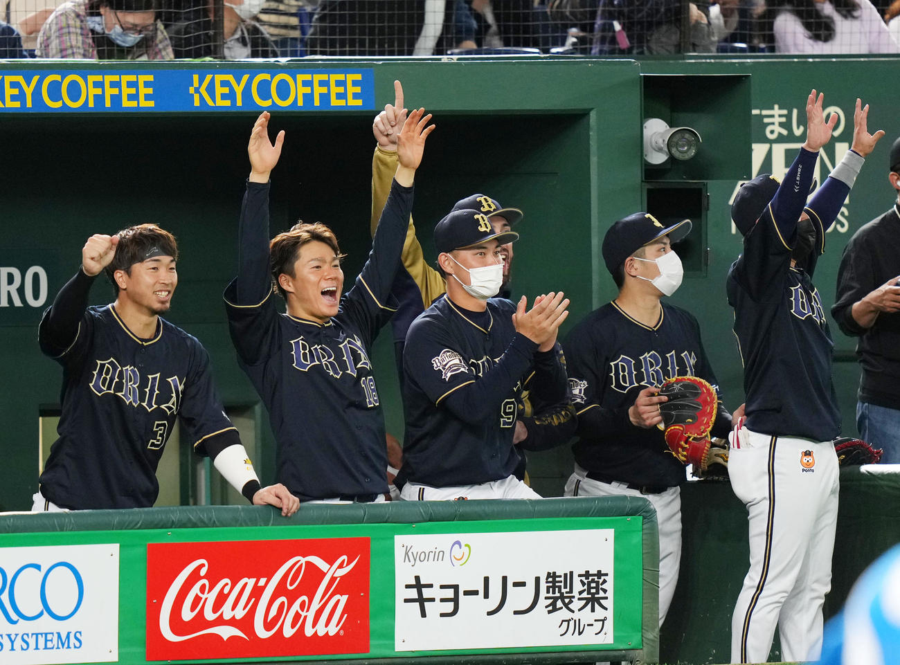 日本ハム対オリックス　8回表オリックス1死一塁、紅林の左越え2点本塁打で同点に追いつき歓喜する山本（左から2人目）らオリックスナイン（撮影・横山健太）