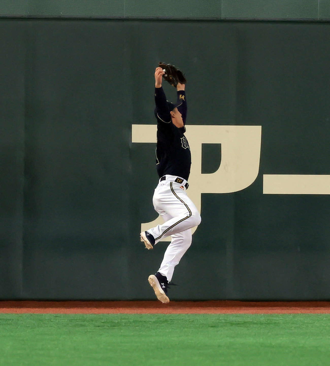 日本ハム対オリックス　1回裏日本ハム2死、近藤の打球を好捕する吉田正（撮影・浅見桂子）