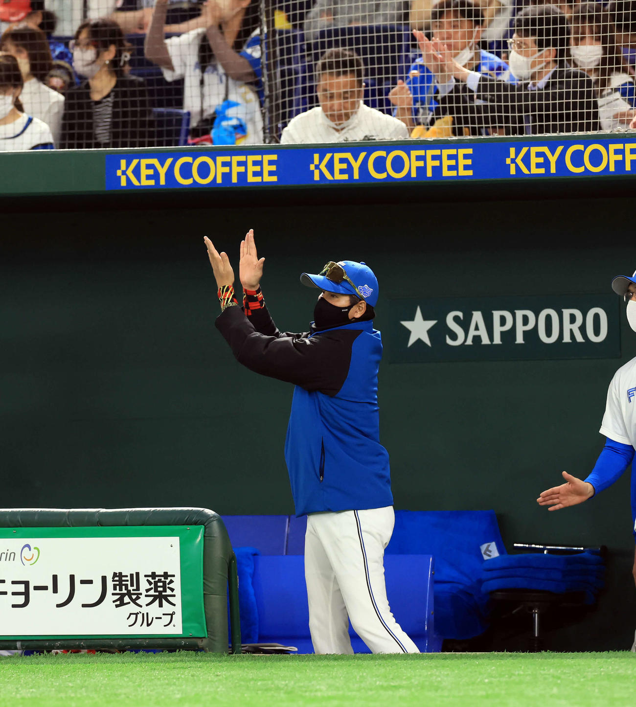 日本ハム対オリックス　2回裏日本ハム1死一塁、松本剛が二塁盗塁を決め、拍手する新庄監督（撮影・浅見桂子）