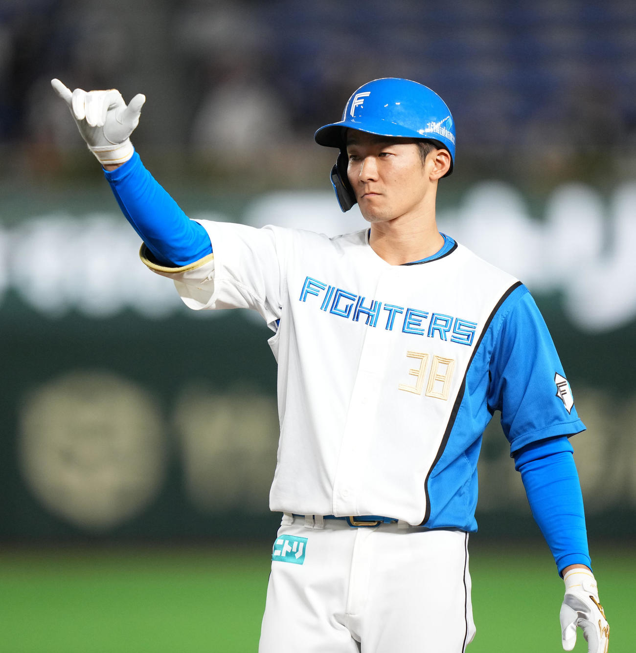 日本ハム対オリックス　4回裏日本ハム無死二、三塁、右前適時打を放ちポーズを決める石井（撮影・横山健太）