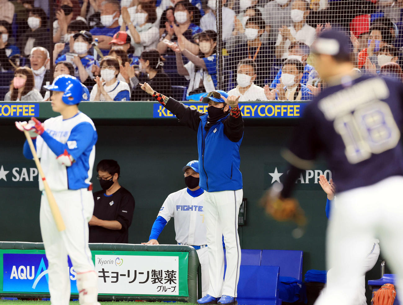 日本ハム対オリックス　4回裏日本ハム無死二、三塁、石井が右前適時打を放ちバンザイする新庄監督（中央）。手前右は山本（撮影・浅見桂子）