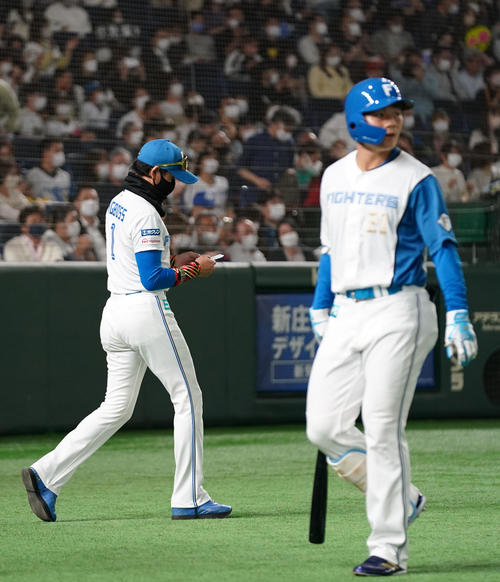 日本ハム対オリックス　9回裏日本ハム2死二塁、清宮（右）が見逃し三振に倒れ選手交代を告げに向かう新庄監督（撮影・横山健太）