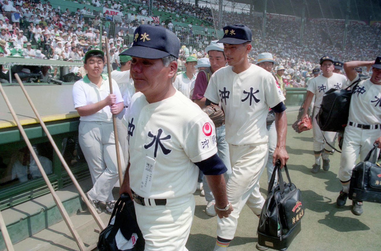 91年8月16日、全国高校野球選手権大会で2回戦を突破し引き揚げる沖水・栽弘義監督（左）、大野倫投手