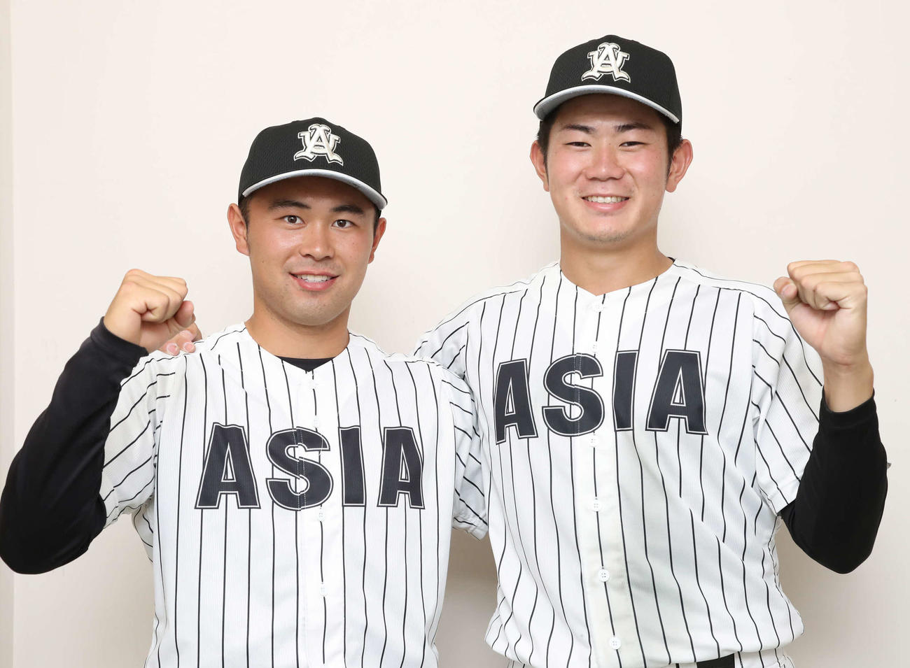 亜大対日大　ガッツポーズで写真に納まる先制打の亜大藤江（左）と完投で6勝目を挙げた青山（撮影・丹羽敏通）