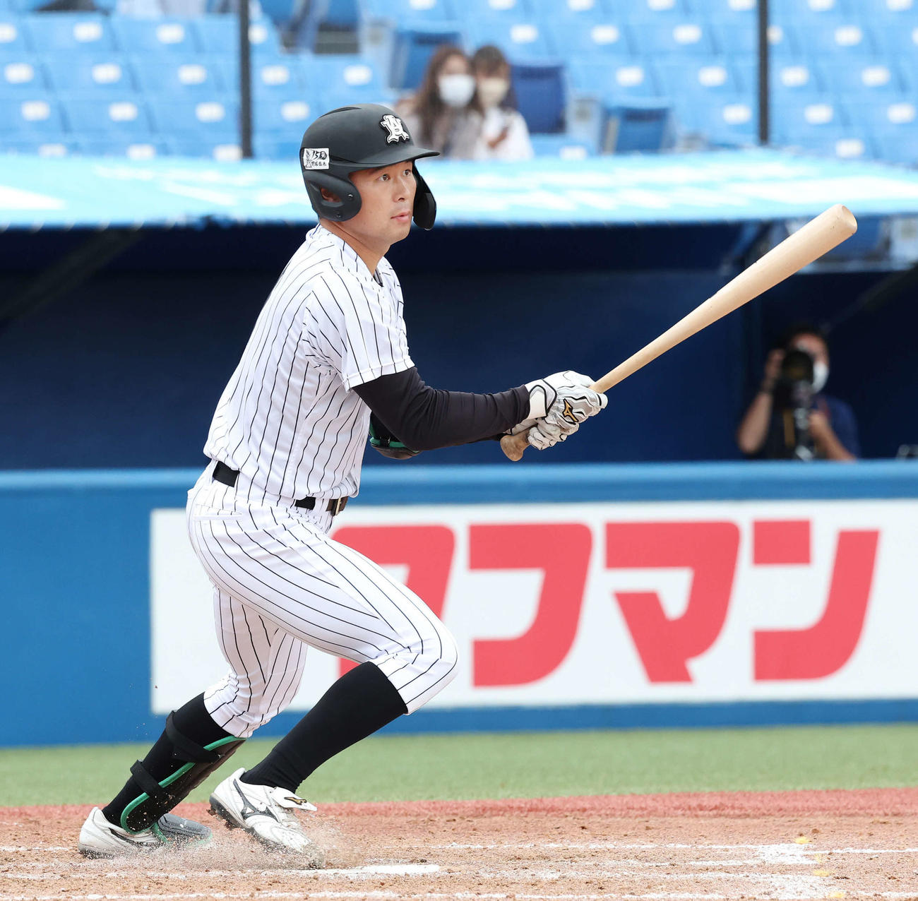 亜大対日大　4回表亜大2死三塁、藤江はライトへ先制の二塁打を放つ（撮影・丹羽敏通）