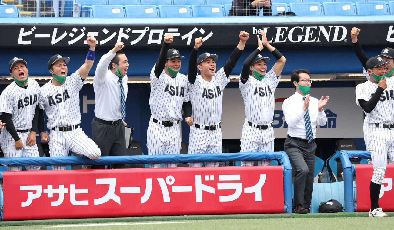 亜大対日大　5回表亜大2死三塁、大越の左前適時打に喜ぶ亜大ベンチ（撮影・丹羽敏通）