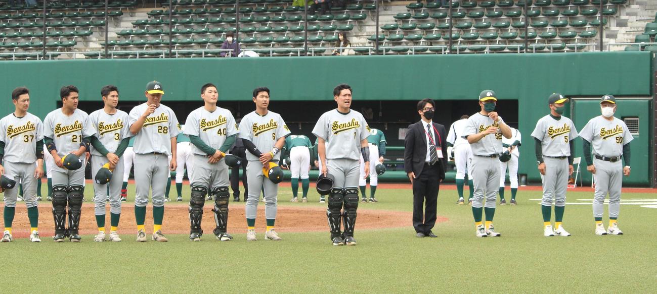 専大対東農大　タイブレークの末に勝利し、スタンドにあいさつをする専大の選手たち（撮影・保坂恭子）