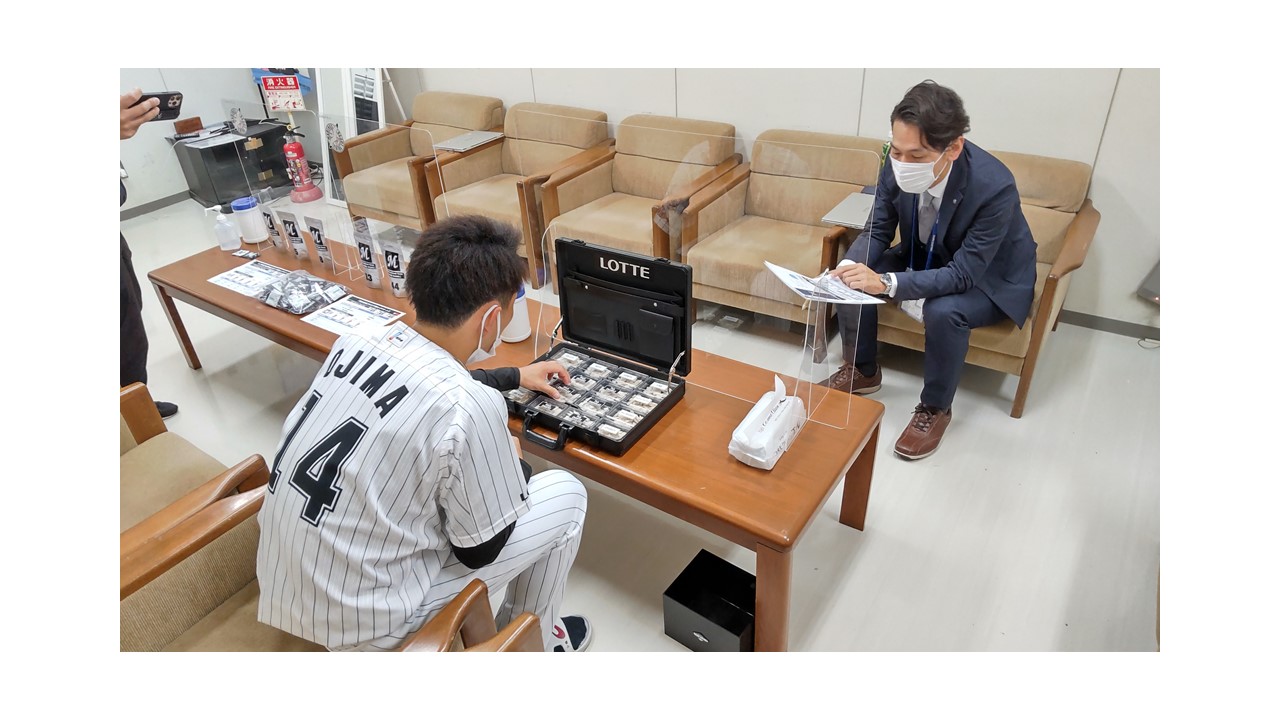 好みにカスタマイズした「プロフェッショナルガム」をセレクト中のロッテ小島（球団提供）