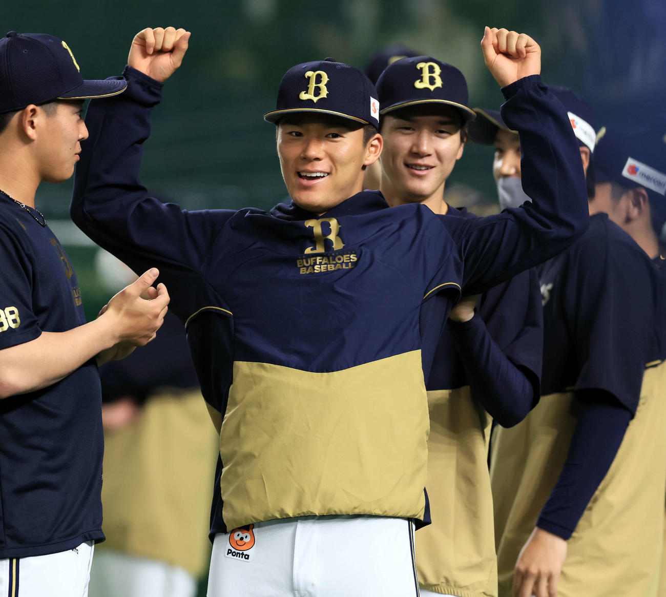 日本ハム対オリックス　試合前練習で、笑顔でガッツポーズするオリックス山本（撮影・浅見桂子）