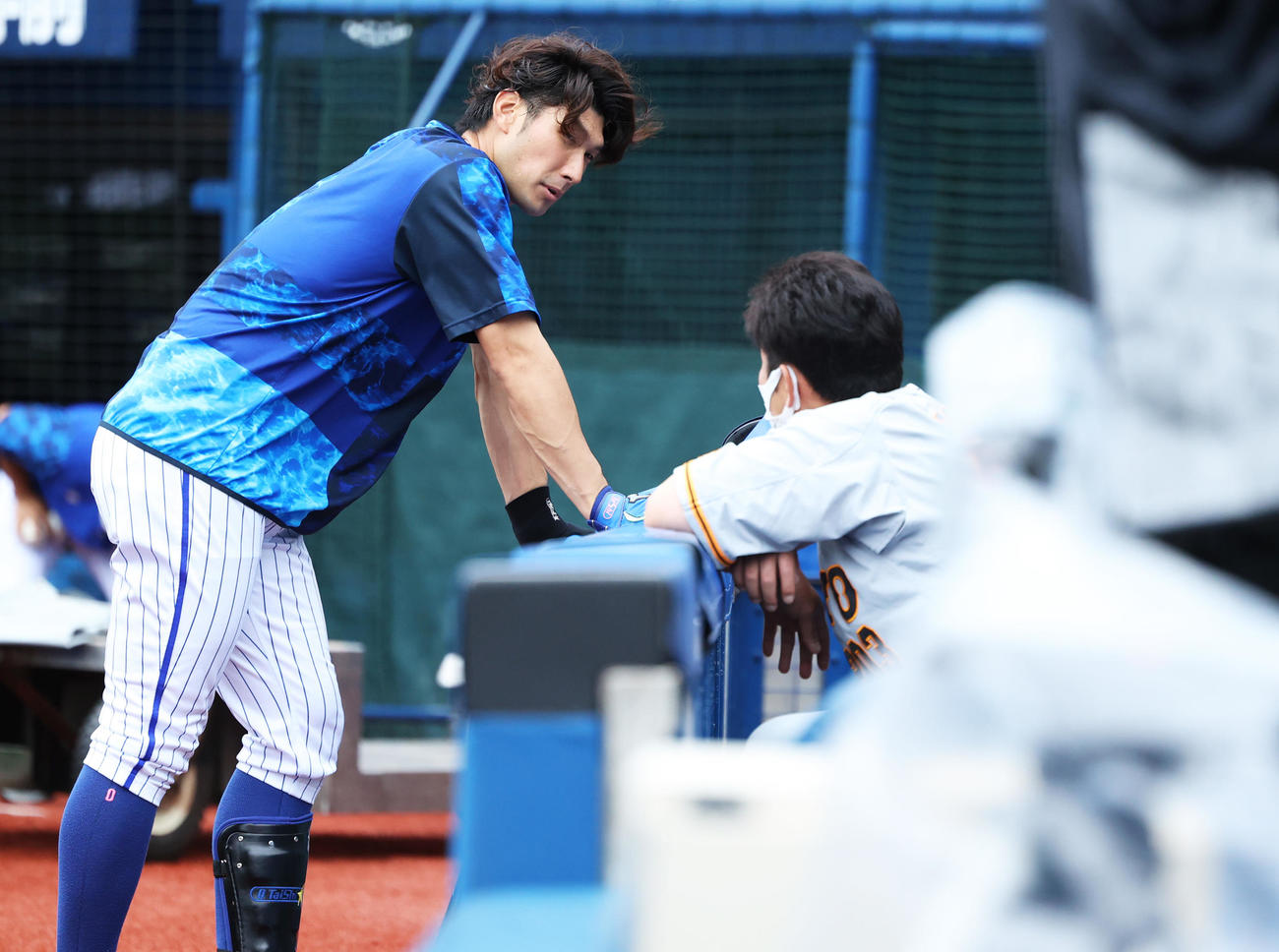 DeNA対巨人　試合前、巨人ベンチで会話するDeNA大田（撮影・河田真司）