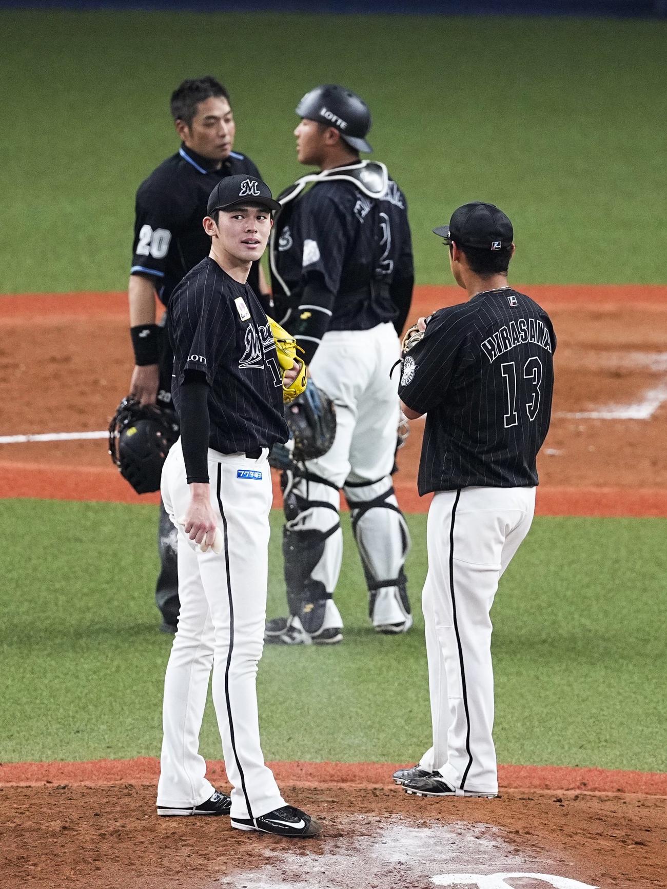 2回、ロッテ・佐々木朗（手前左）に詰め寄る球審の間に入る捕手の松川（奥右）（共同）
