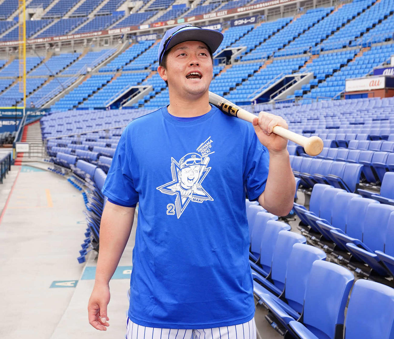 「反撃のシャウト（雄たけび）Tシャツ」を着用し、雄たけびを上げるDeNA牧（球団提供）
