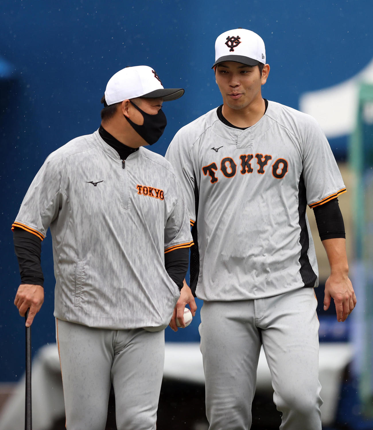 DeNA対巨人　試合前、巨人村田打撃兼内野守備コーチ（左）と話をする大城（撮影・狩俣裕三）