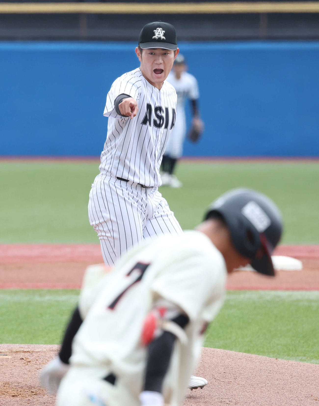 亜大対日大　1回裏日大1死、柳沢を三振に仕留めて雄たけびを上げる青山（撮影・丹羽敏通）