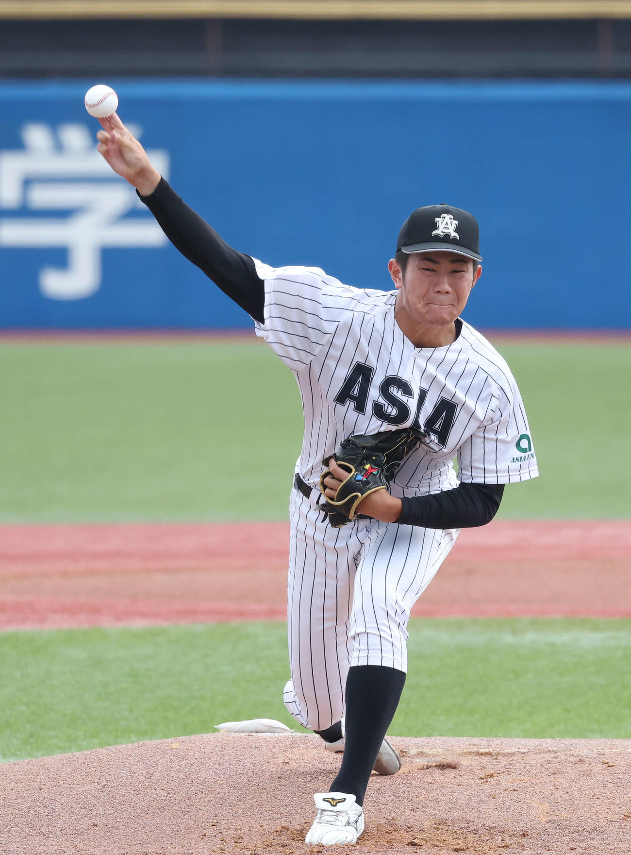 亜大対日大　力投する亜大先発青山（撮影・丹羽敏通）