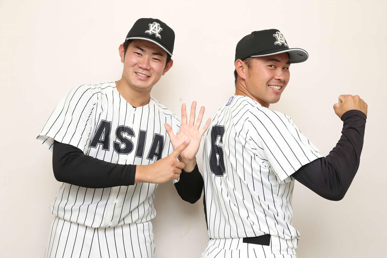 完投で6勝目を挙げた亜大・青山（左）は藤江の背番号「6」の脇で6勝目ポーズ（撮影・丹羽敏通）