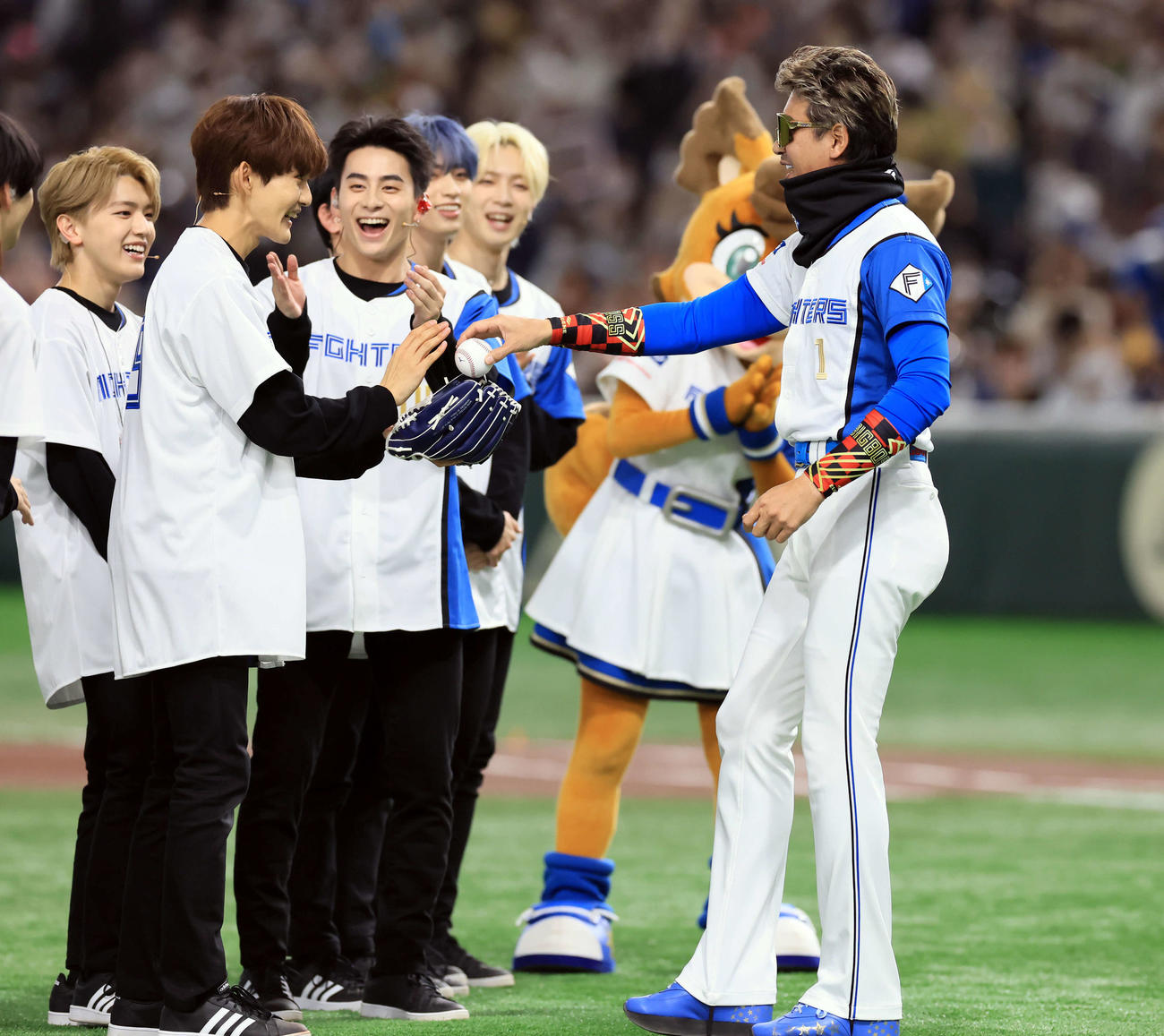 日本ハム対オリックス　ファーストピッチセレモニーで投げたINIの田島将吾（左）にボールを渡す日本ハム新庄監督（撮影・浅見桂子）