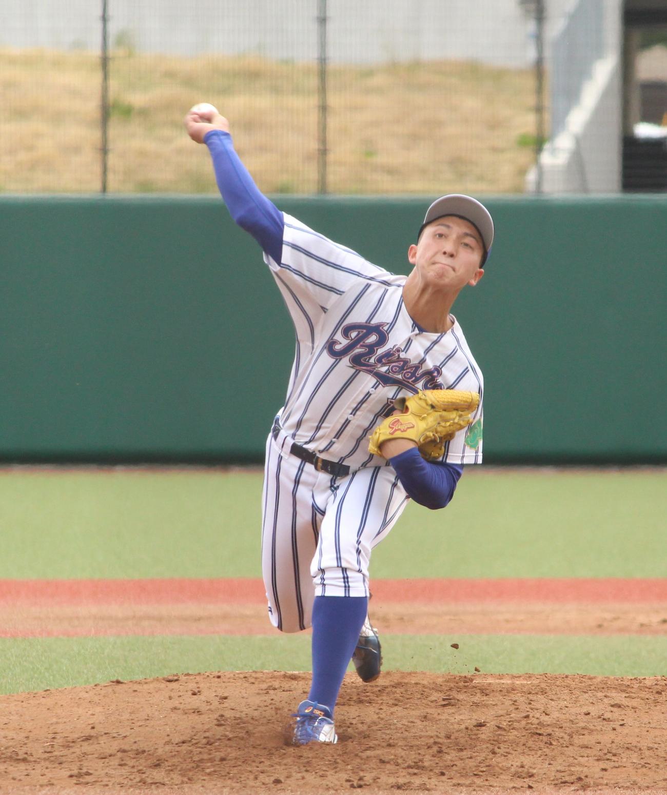 拓大対立正大　先発し力投する立正大・梅田（撮影・保坂恭子）