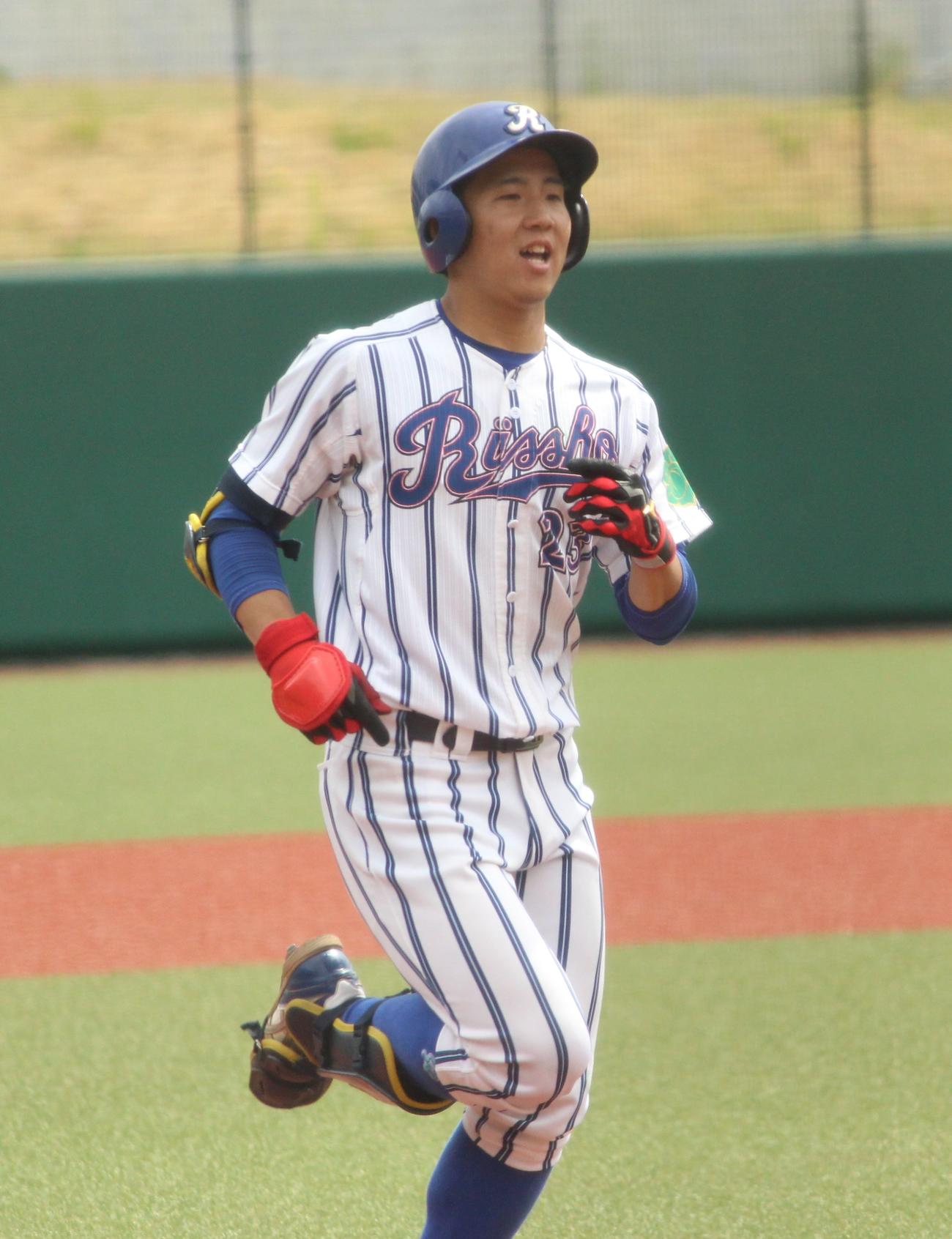 拓大対立正大　4回裏立正大1死、先制のソロ本塁打を放った前田（撮影・保坂恭子）