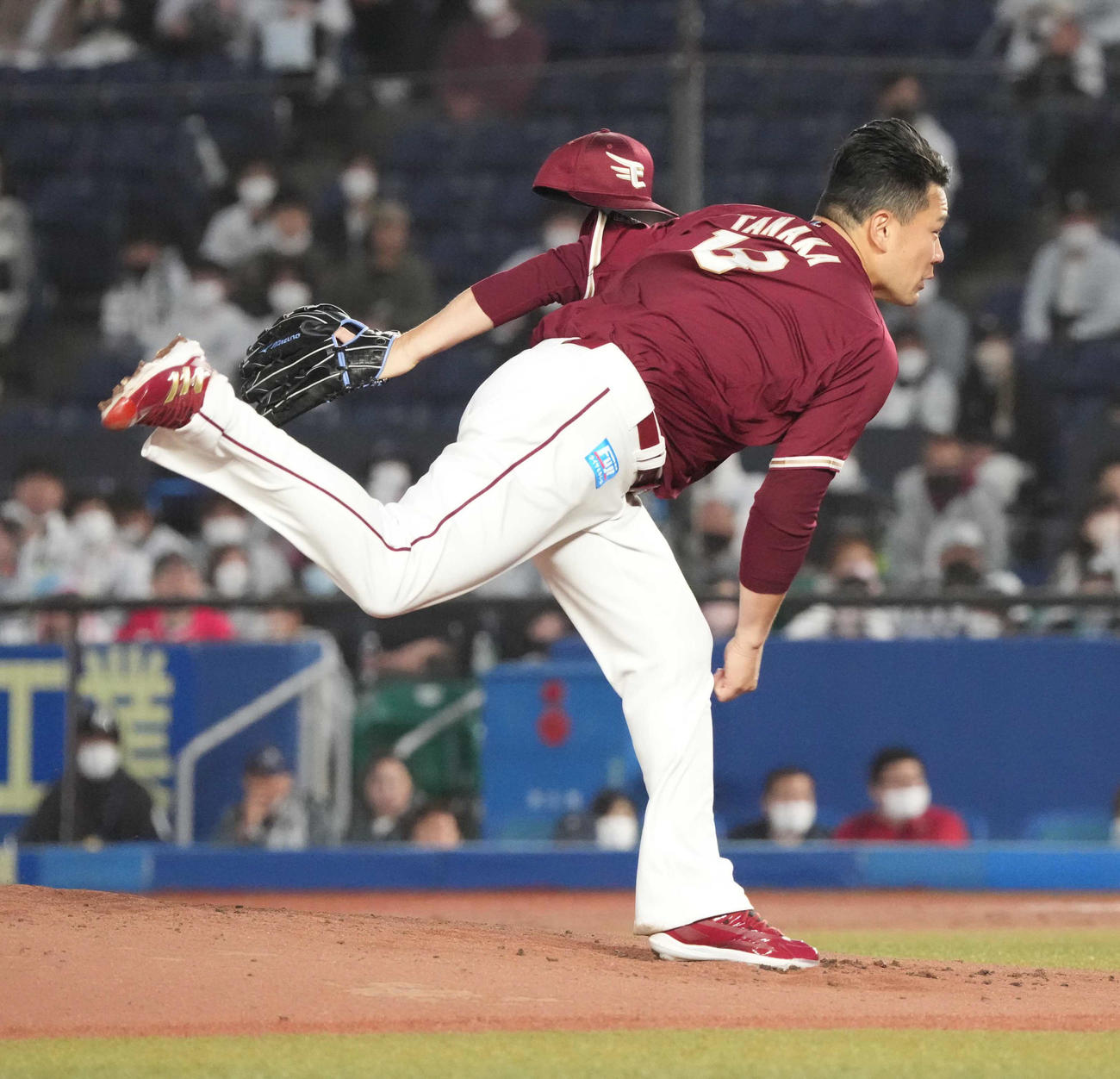 ロッテ対楽天　強風で帽子を飛ばされながら力投する楽天先発の田中将（撮影・小沢裕）