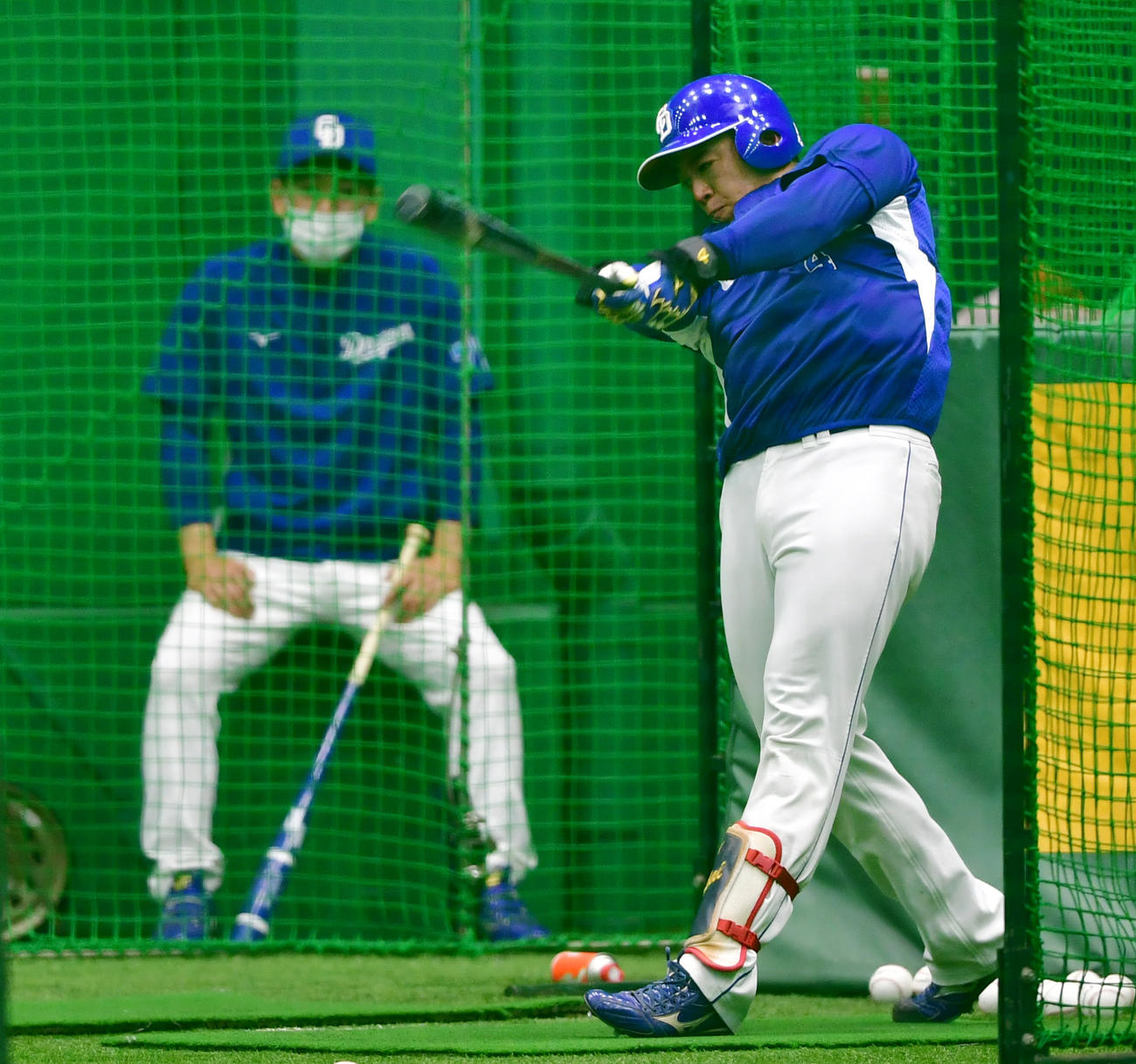 立浪監督（奥）の前でフリー打撃を行う鵜飼（撮影・清水貴仁）