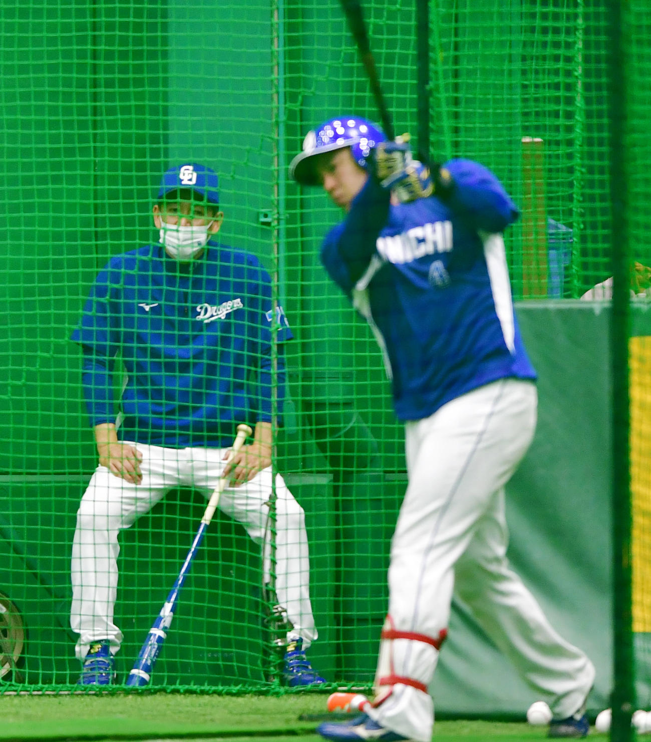 中日鵜飼（手前）の打撃練習を見る立浪監督（撮影・清水貴仁）