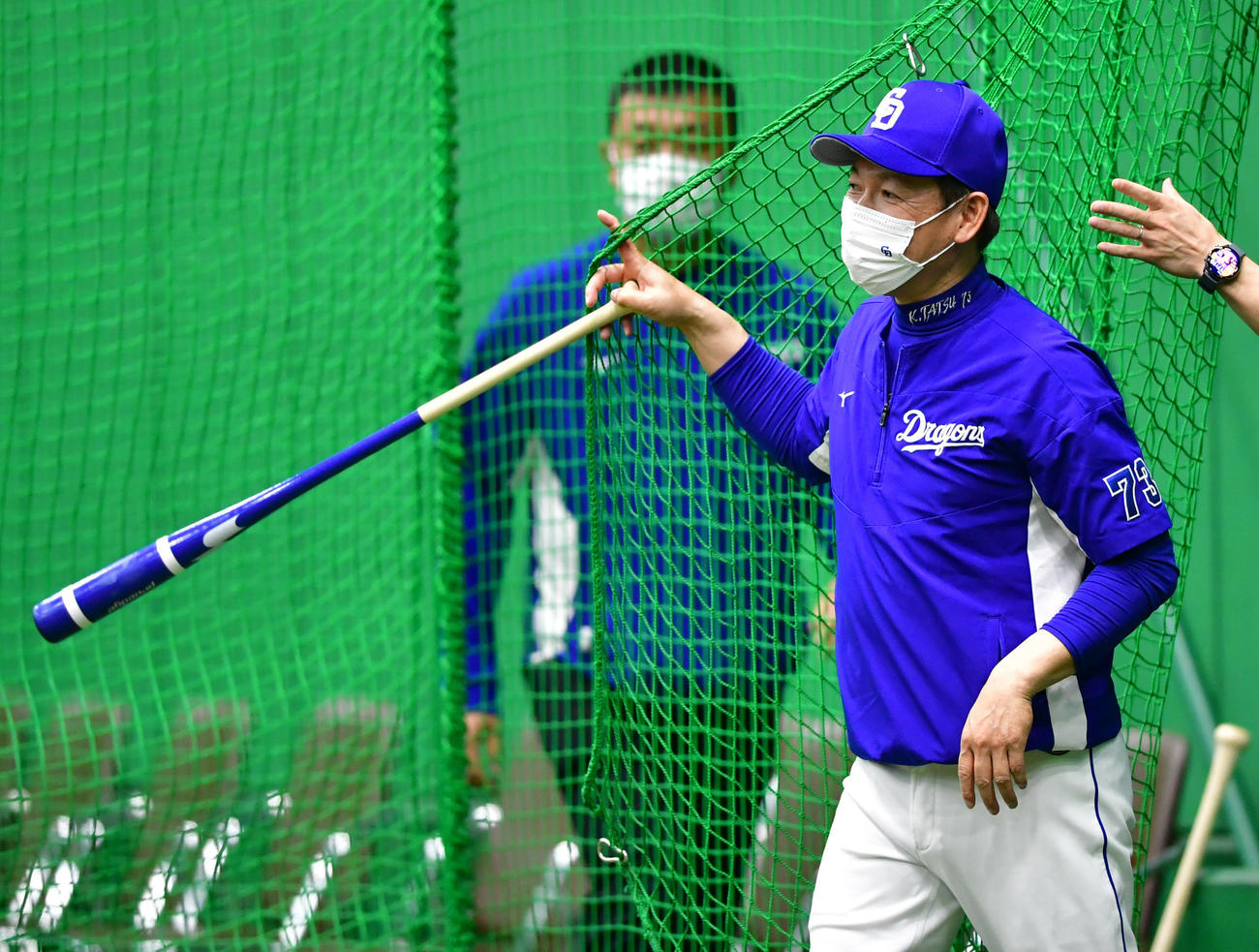 練習を見るため移動する中日立浪監督（撮影・清水貴仁）