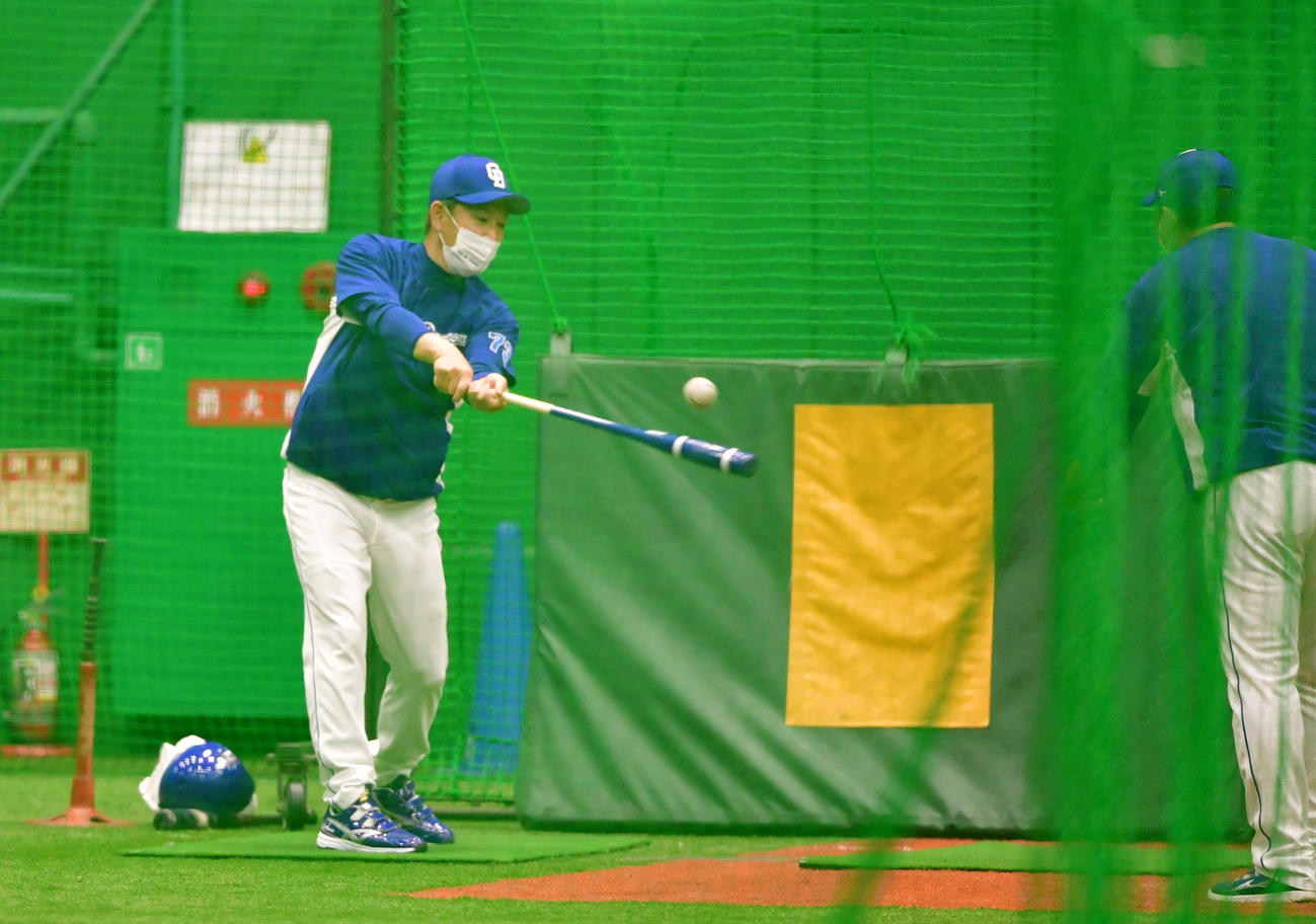 中日鵜飼の前で手本の打撃を見せる立浪和義監督（左）（撮影・清水貴仁）