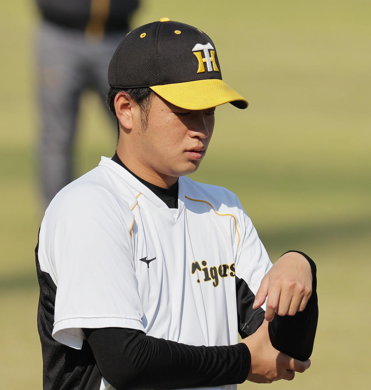 左肘をさわる阪神高橋遥人（2021年11月撮影）