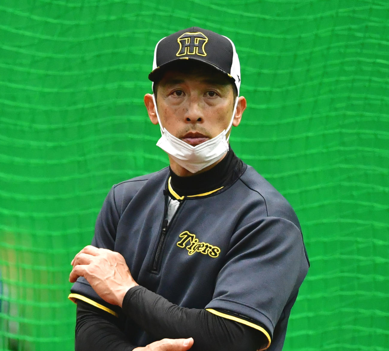練習を見る矢野監督（撮影・清水貴仁）