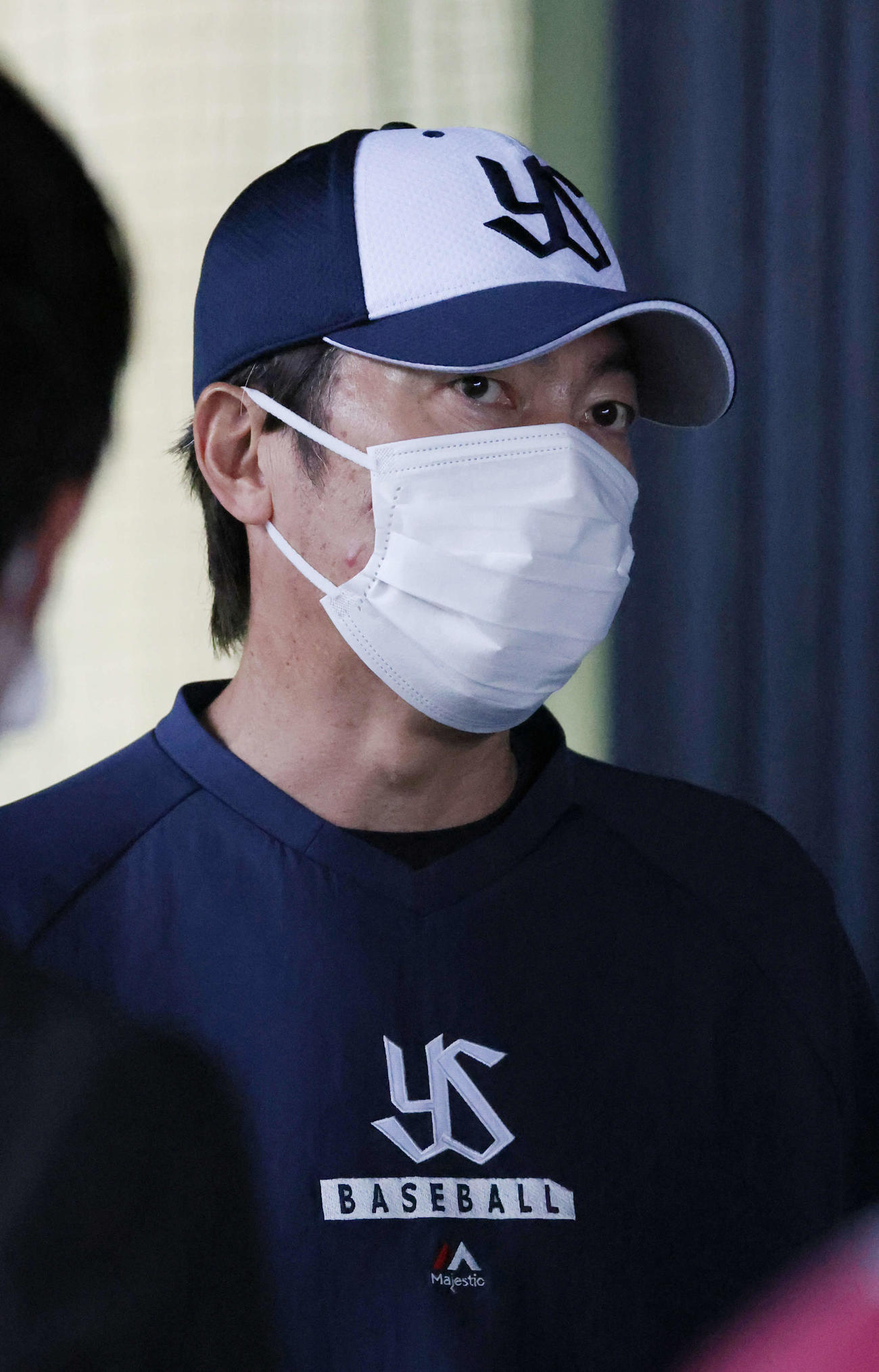 屋内練習場で記者の質問に答えるヤクルト高津監督（撮影・加藤孝規）