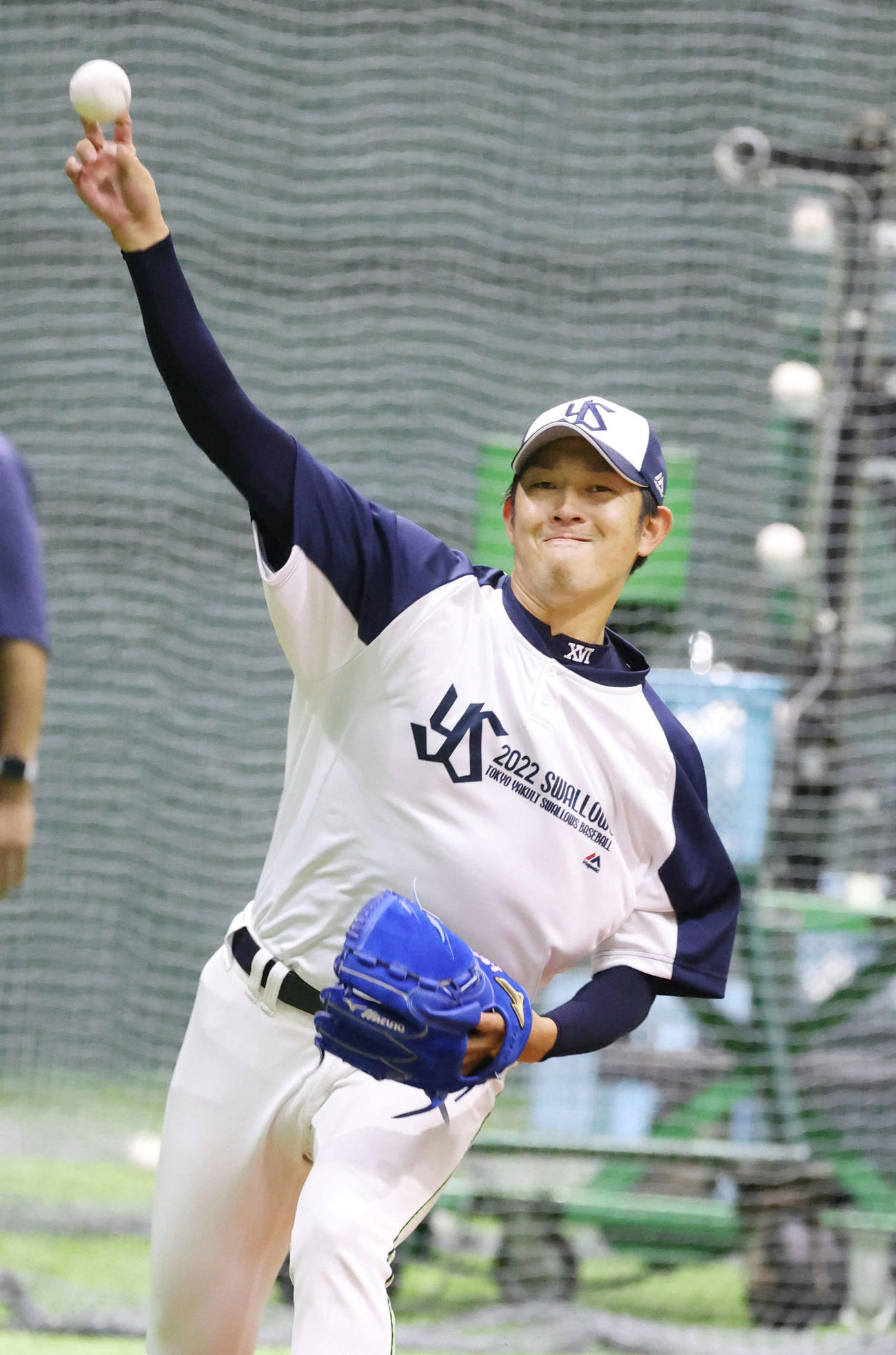 広島対ヤクルト　雨天中止となり、屋内練習場でキャッチボールをするヤクルト原樹理（撮影・加藤孝規）