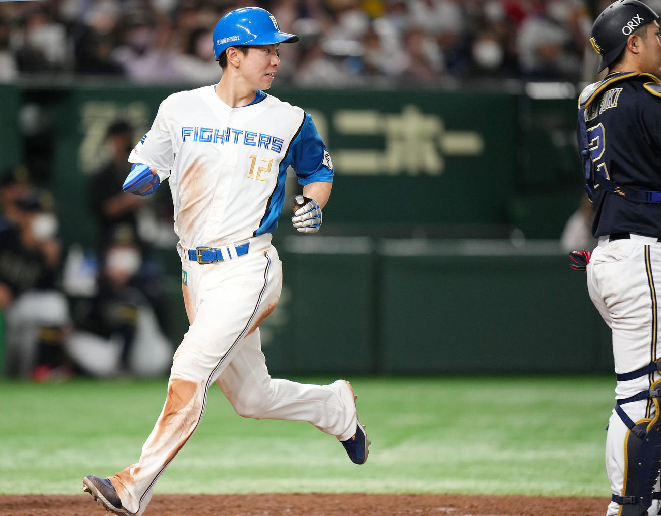 日本ハム対オリックス　4回裏日本ハム無死一、三塁、重盗を成功させ本塁へ生還する松本剛（左）（撮影・横山健太）