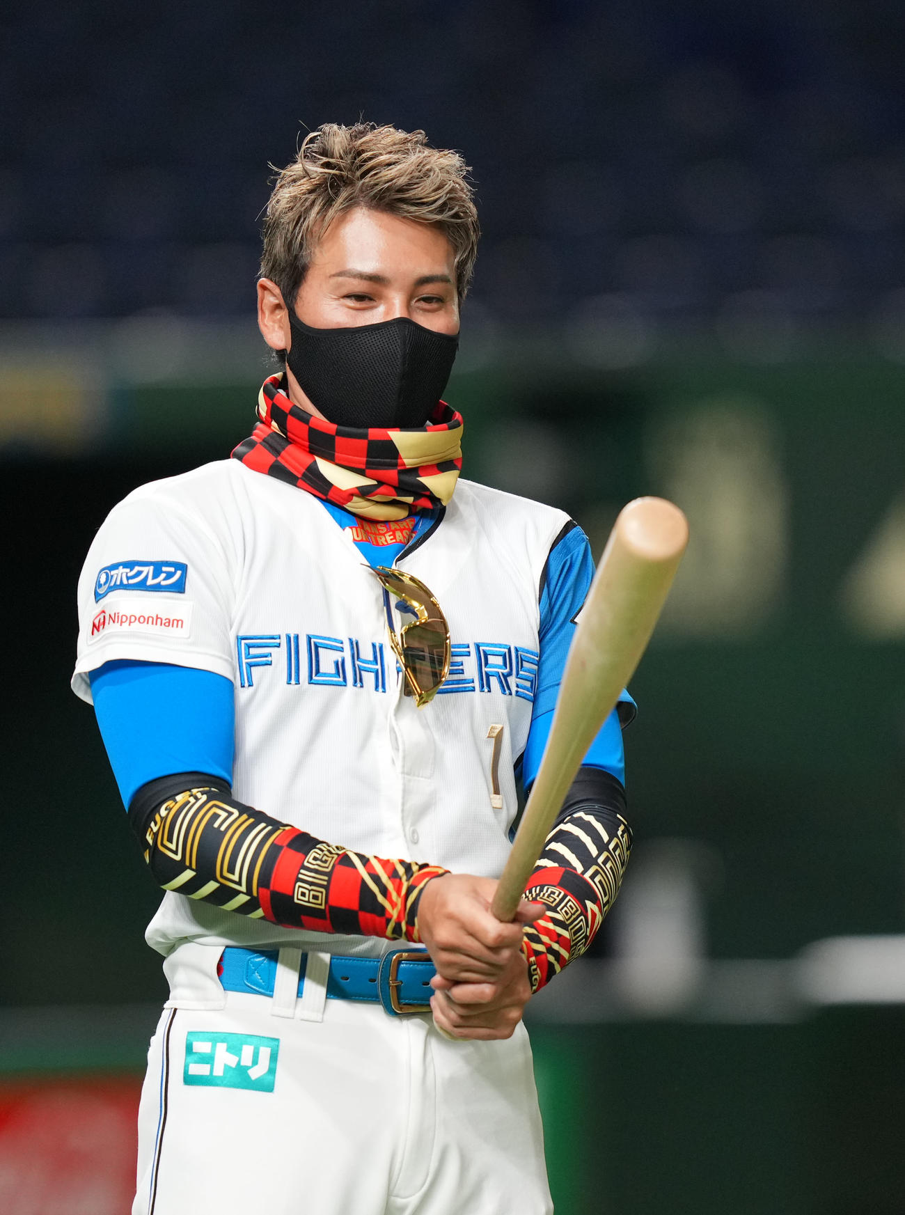 日本ハム対オリックス　バットを見つめる日本ハム新庄監督（撮影・横山健太）
